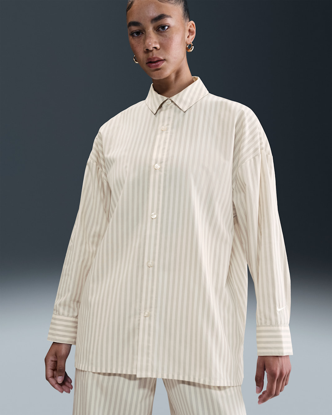 Nike Sportswear Chill Poplin Button-Up-Longsleeve mit Oversize-Passform (Damen) - College Grey/Sail/Sail