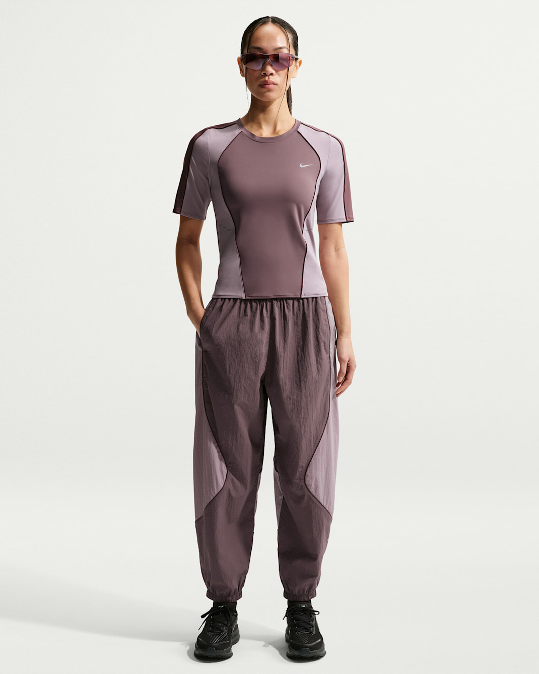 나이키 스위프트 여성 리펠 UV 프로텍션 미드라이즈 러닝 팬츠 - 타투/라이트 바이올렛 오어/버건디 크러시