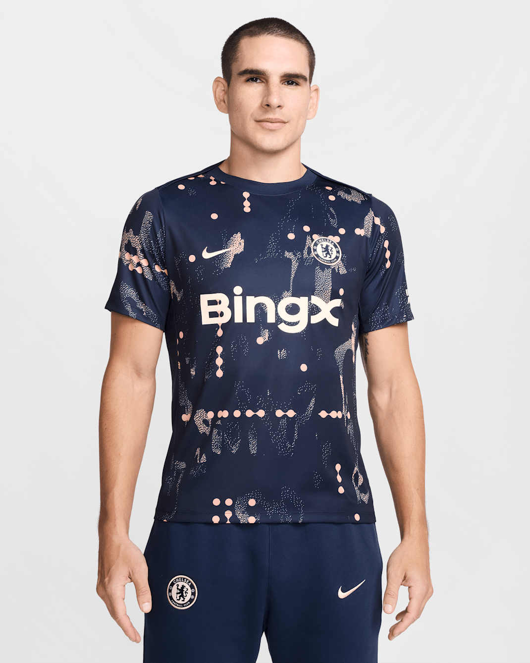 Maglia da calcio pre-partita a manica corta Nike Dri-FIT Chelsea FC Academy Pro SE – Uomo - Ossidiana/Apricot Agate/Guava Ice