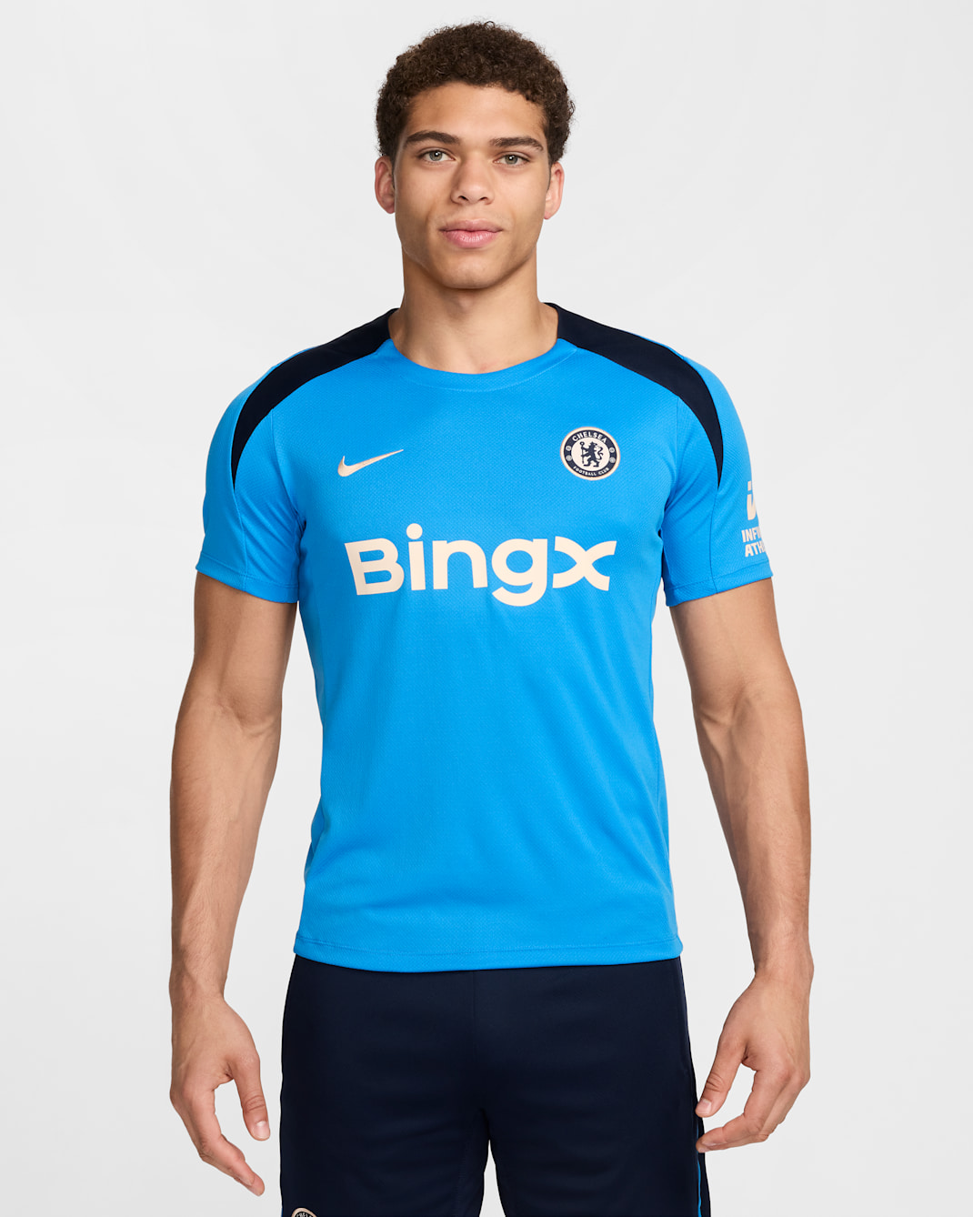 FC Chelsea Strike Nike Dri-FIT Kurzarm-Fußballoberteil aus Strickmaterial für Herren - Light Photo Blue/Light Photo Blue/Obsidian/Guava Ice