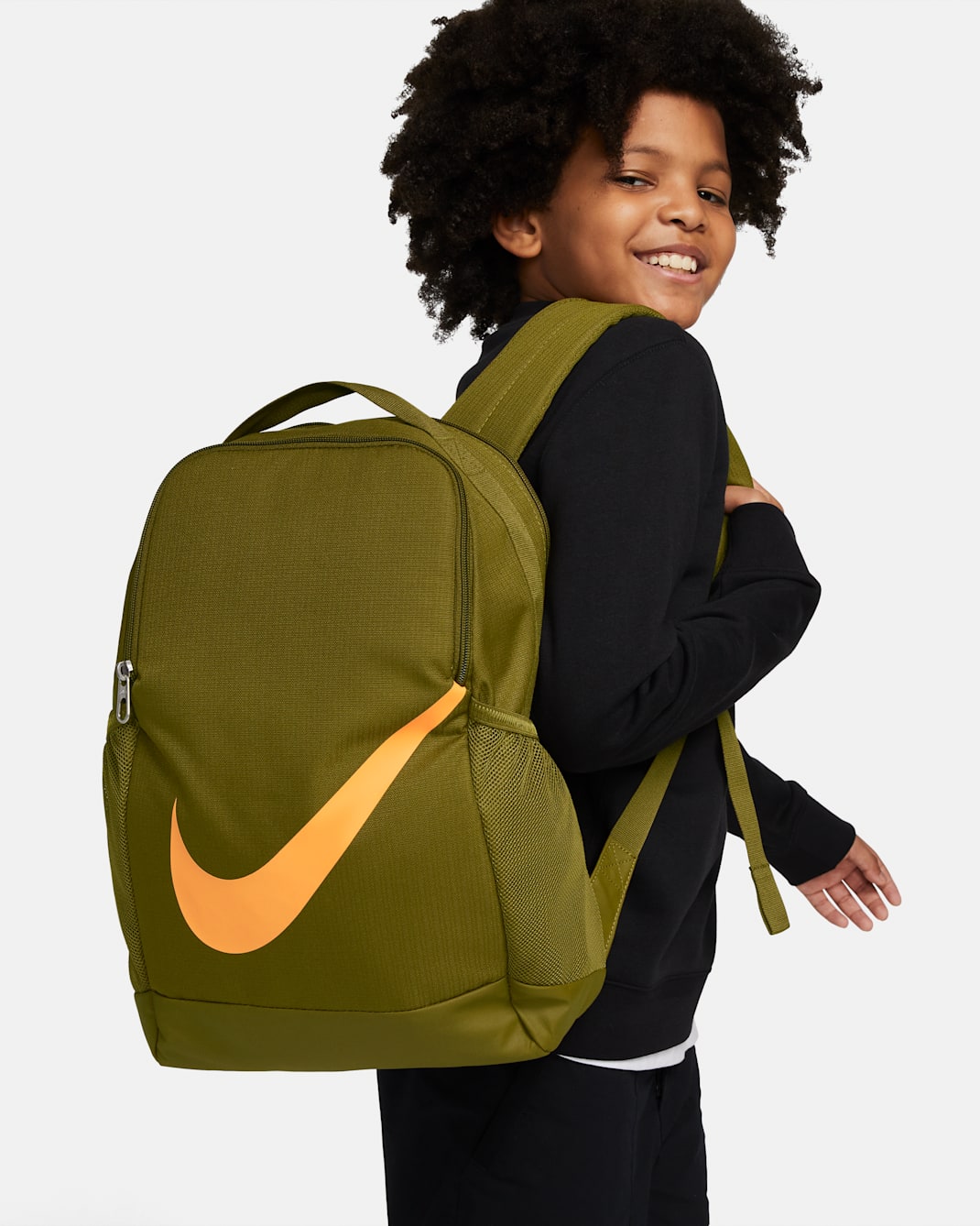 เป้สะพายหลังเด็ก Nike Brasilia (18 ล.) - Olive Flak/Olive Flak/Vivid Orange