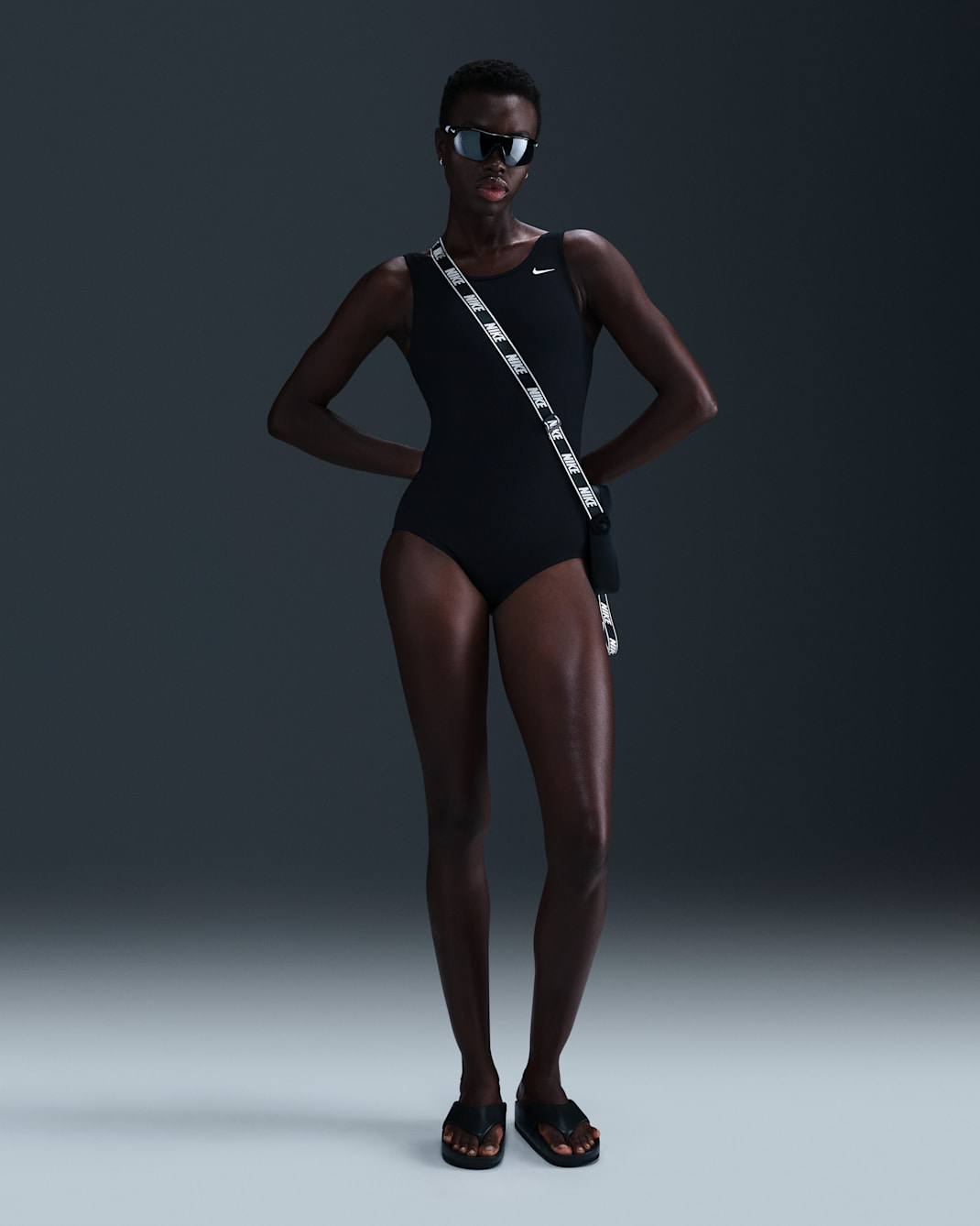 Traje de baño de una sola pieza de altura baja en las piernas y espalda en U Nike Swim HydraStrong para mujer - Negro/Blanco