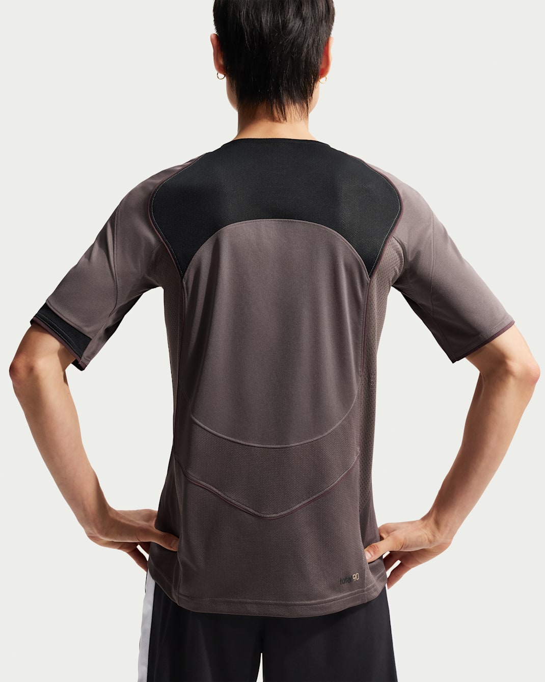 เสื้อฟุตบอลแขนสั้นผู้ชาย Dri-FIT Nike Total 90 - Ironstone/ดำ/Burgundy Crush/Metallic Gold