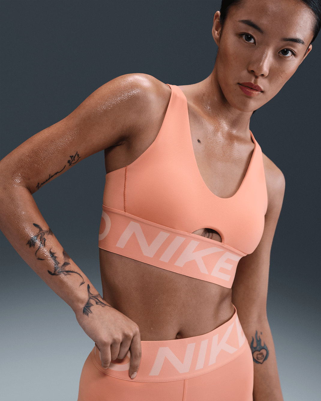 나이키 프로 인디 플런지 여성 미디엄 서포트 패드 스포츠 브라 - 애프리캇 아게이트/워시드 코랄/화이트