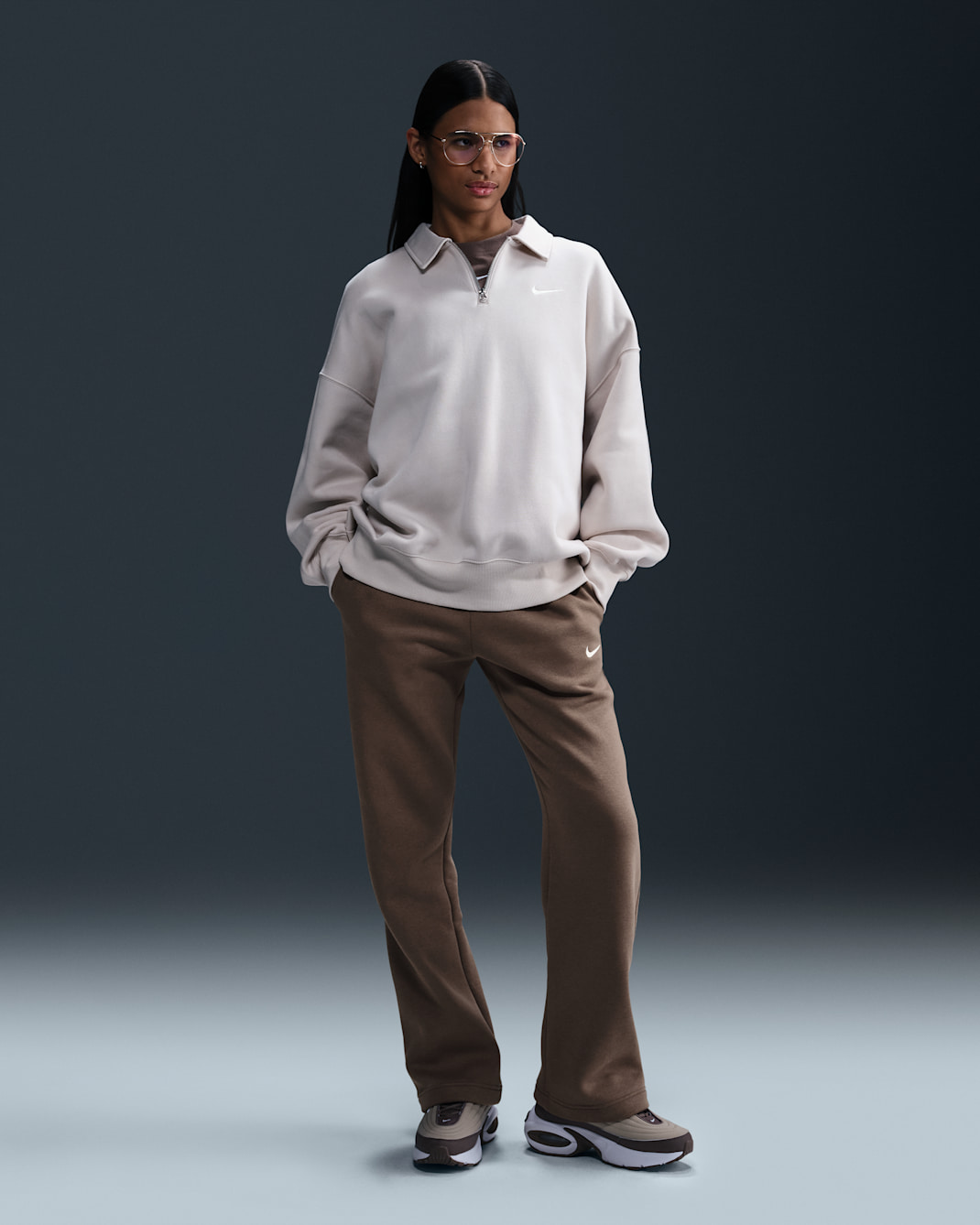 Pants de tiro medio con dobladillo abierto para mujer Nike Sportswear Phoenix Fleece - Marrón visón/Vela