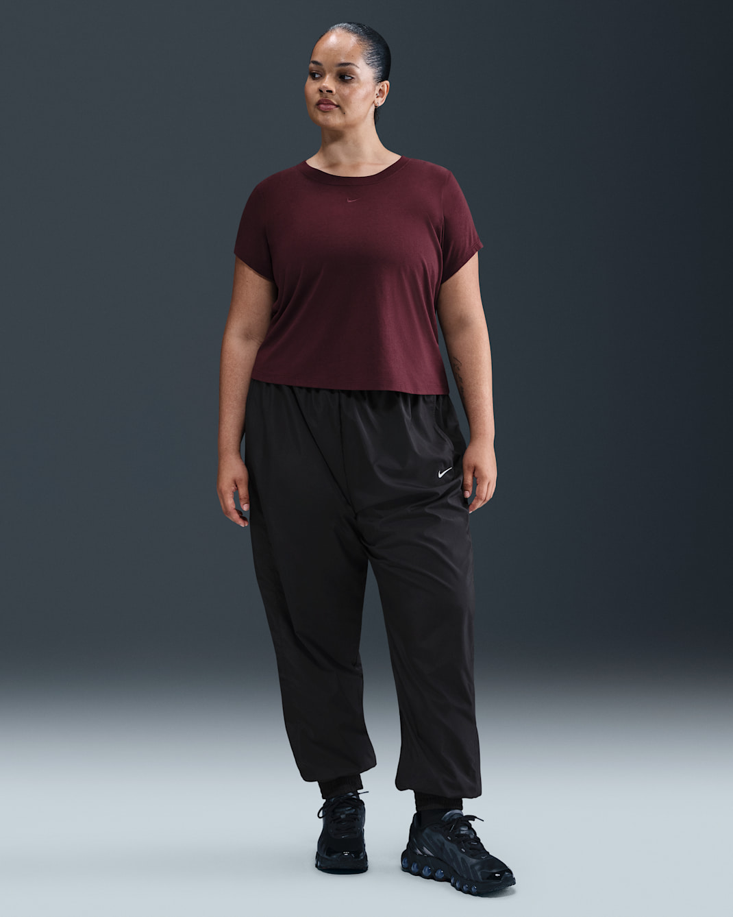 Joggers de tiro medio holgados con protección contra los rayos UV para mujer Nike Sportswear Classic Wovens (Talla grande) - Negro/Blanco