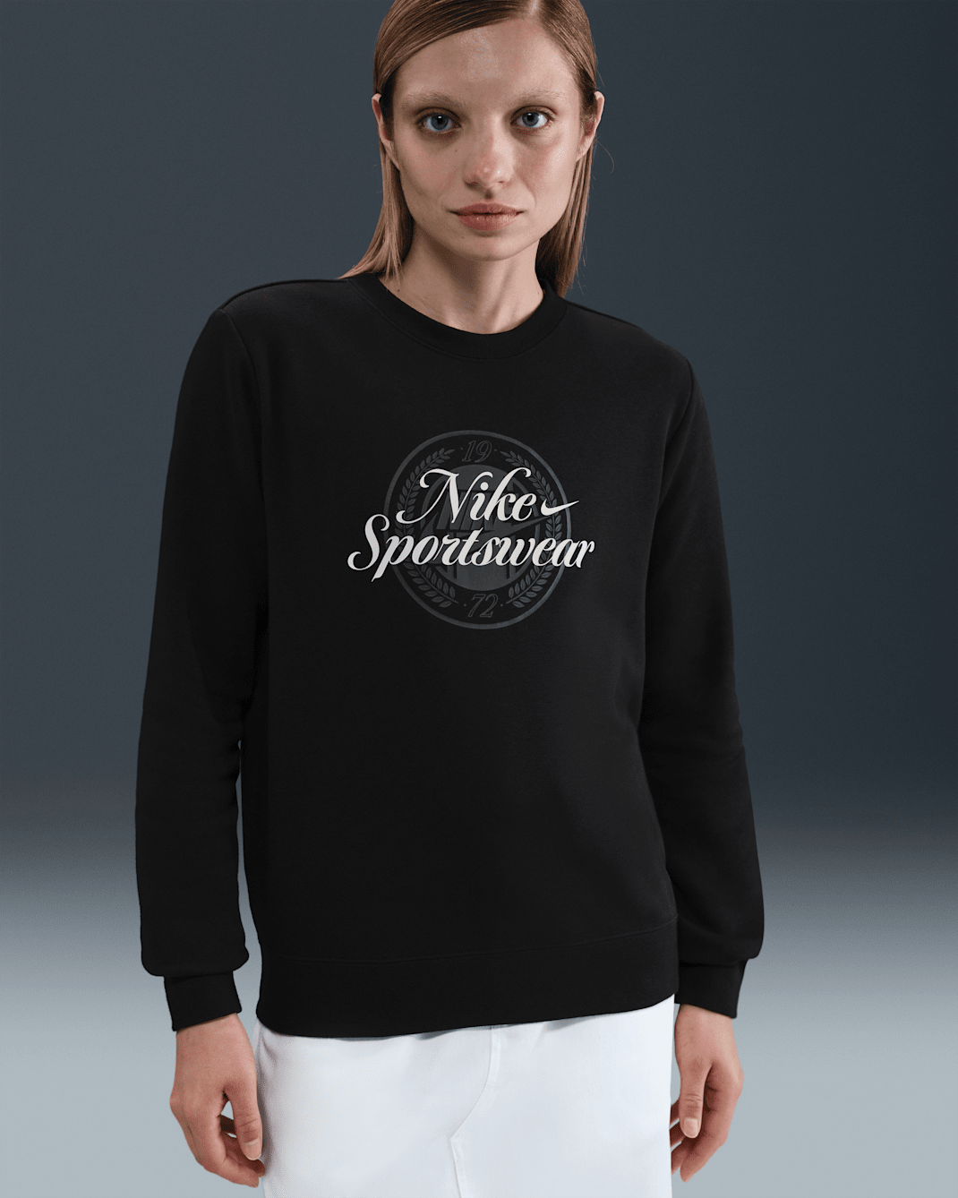 Sudadera de cuello redondo con gráfico para mujer Nike Sportswear Club Fleece - Negro/Polvo fotón