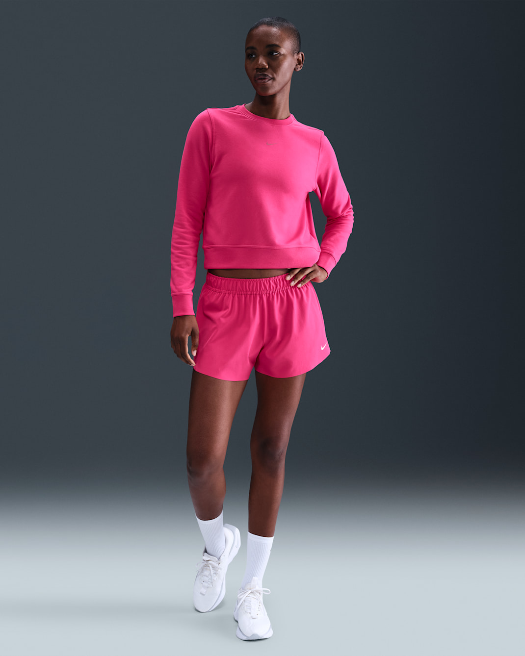 Shorts Repel de tiro medio de 8 cm con forro de ropa interior para mujer Nike One - Rosa enérgico/Blanco