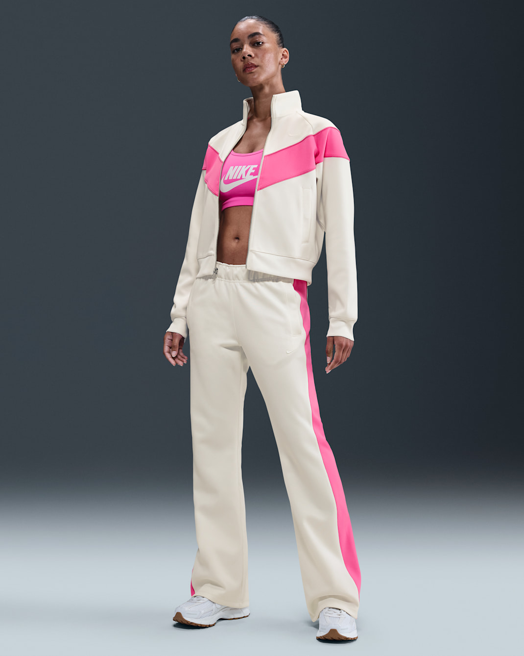 Nike Sportswear Windrunner strikket bukse med smal passform og mellomhøyt liv til dame - Sail/Playful Pink/Sail