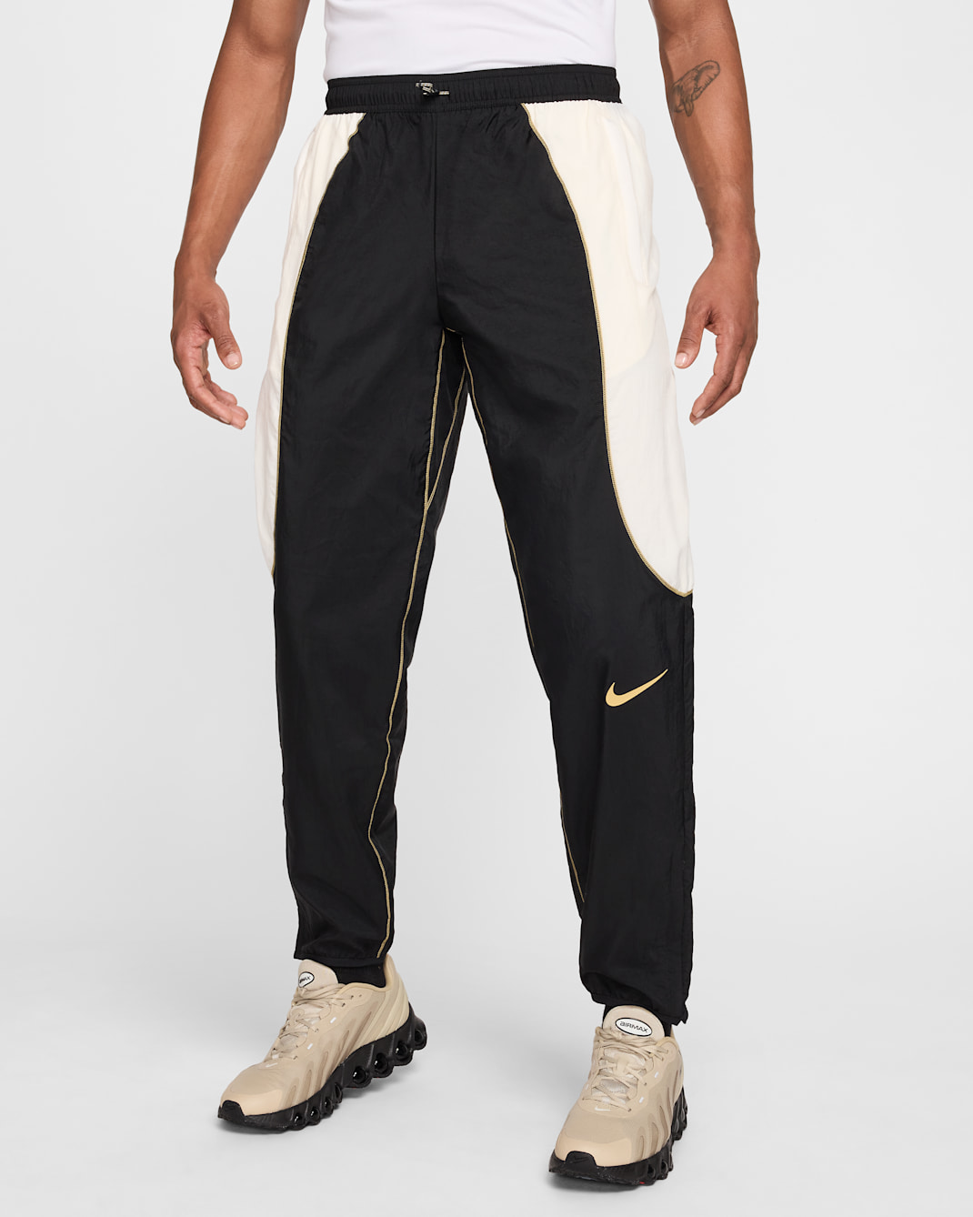 Pants de fútbol repelentes al agua para hombre Nike Strike+ - Negro/Marfil pálido/Oro jersey/Oro jersey