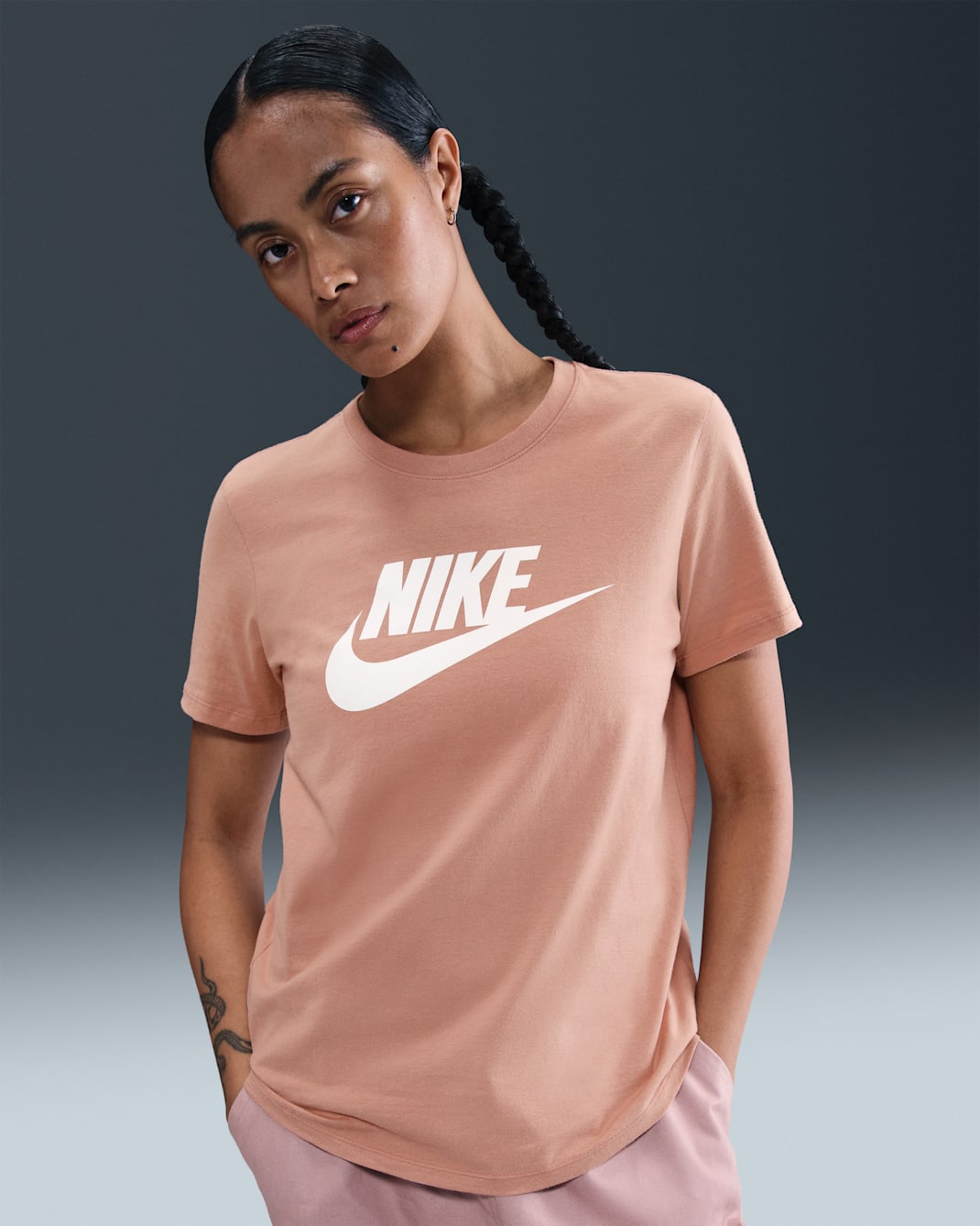 Playera con logotipo para mujer Nike Sportswear Essentials - Oro rosa/Blanco