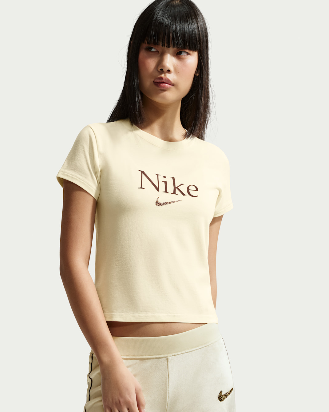 Nike Sportswear Kort T-shirt voor dames - Coconut Milk
