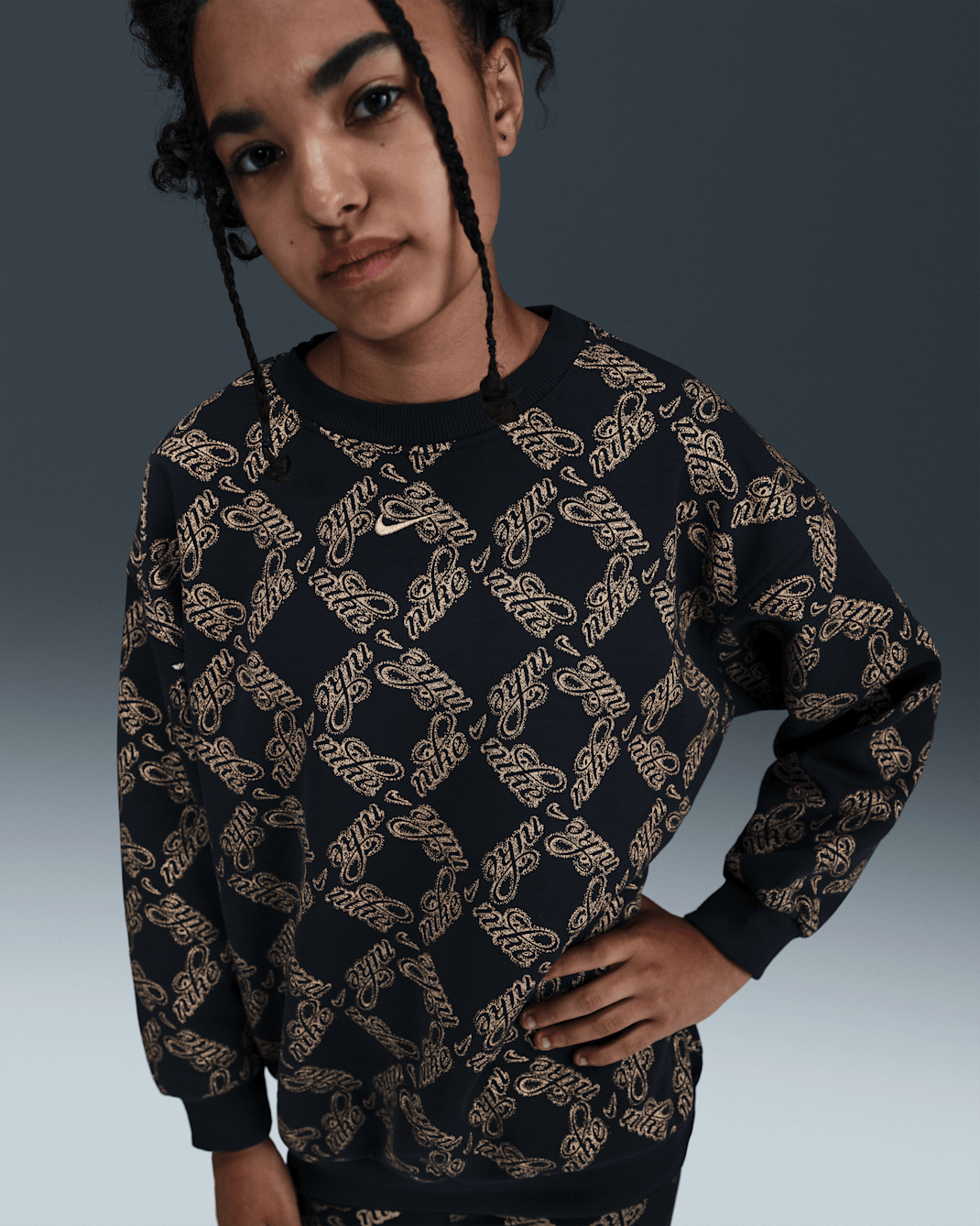 Nike Sportswear Club Fleece Big Kids' (Girls') Oversized Printed Crewneck Sweatshirt - Black/Metallic Gold