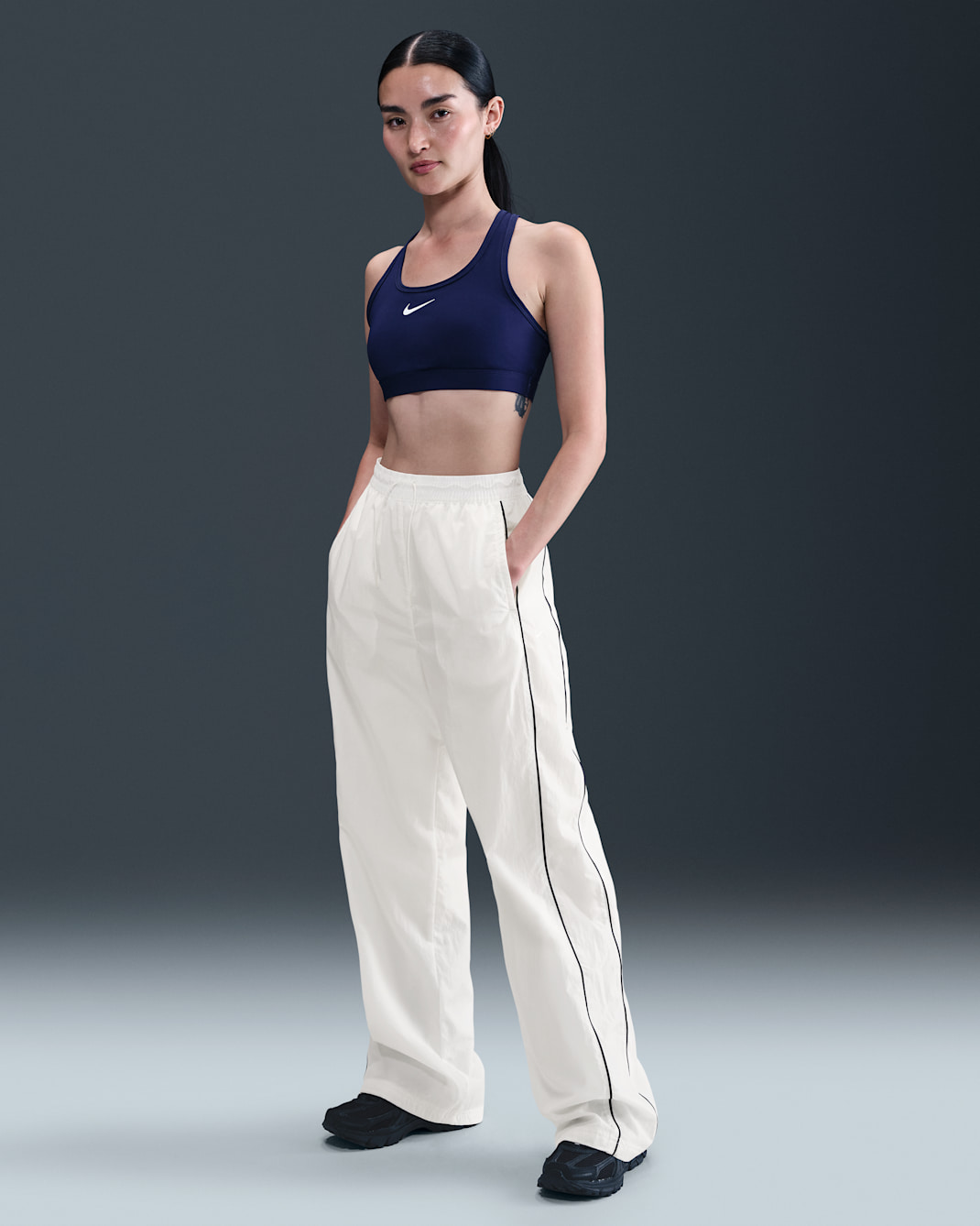 Nike Windrunner Webhose mit offenem Saum und hohem Taillenbund (Damen) - Sail/Midnight Navy/Schwarz
