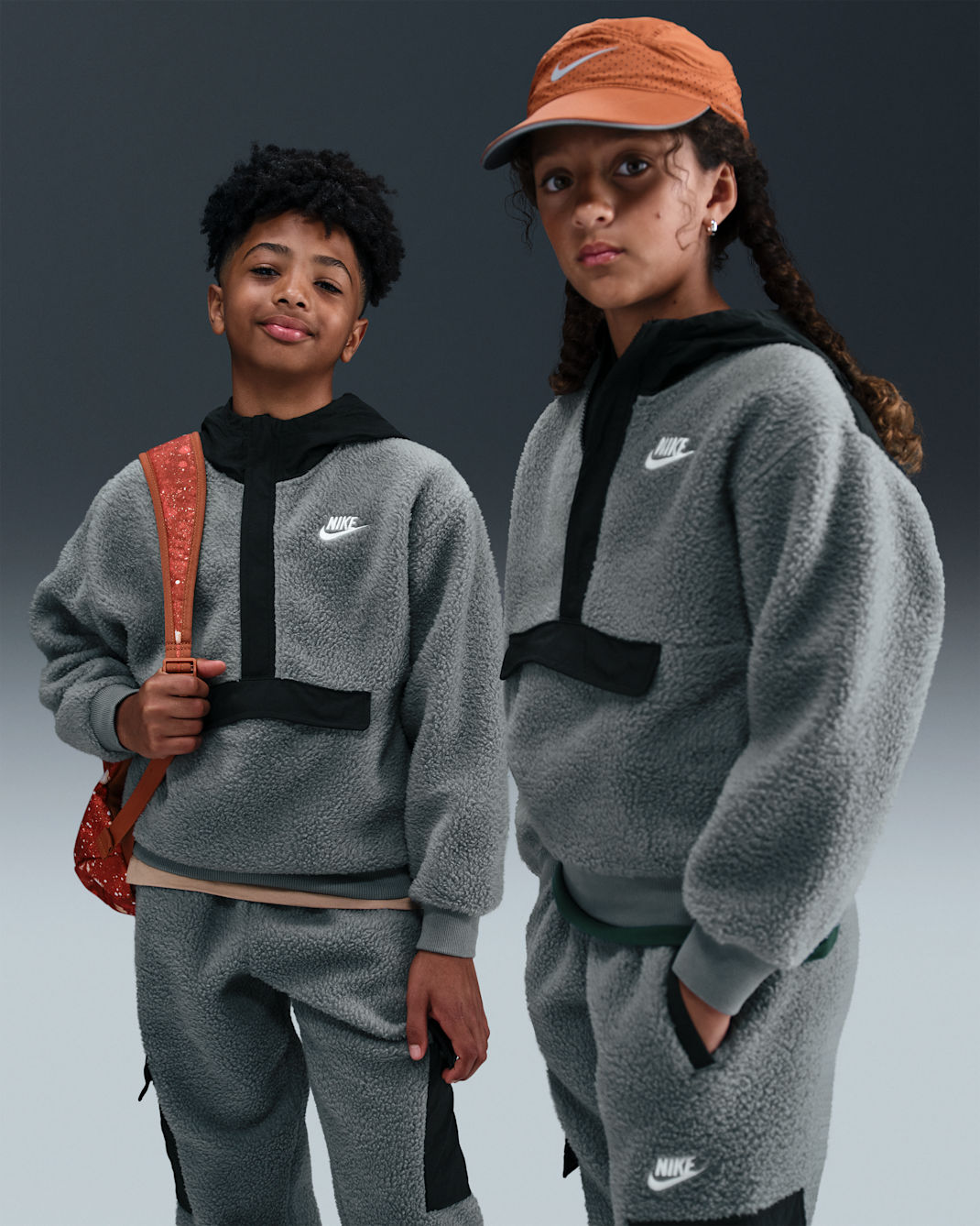 Nike Sportswear Club Fleece lockerer Hoodie mit 1/4-Reißverschluss (ältere Kinder) - Smoke Grey/Schwarz/Weiß