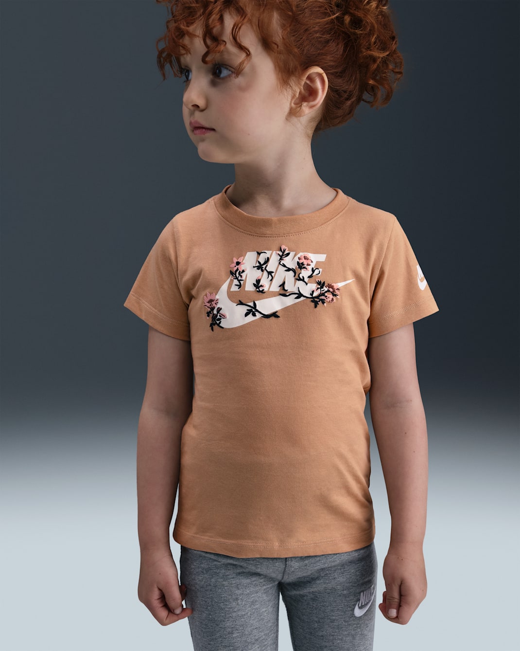 Playera Floral Futura para niños talla pequeña Nike - Cáñamo