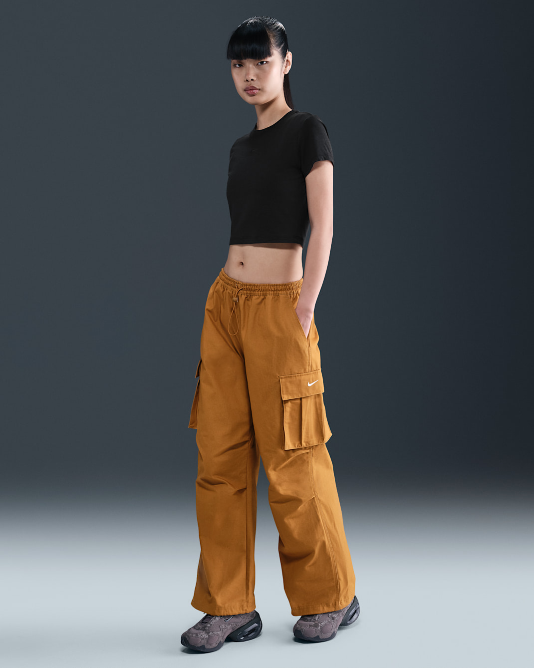 ナイキ スポーツウェア ウィメンズ ミッドライズ オーバーサイズド ウーブン カーゴ パンツ - デザートオークル/セイル