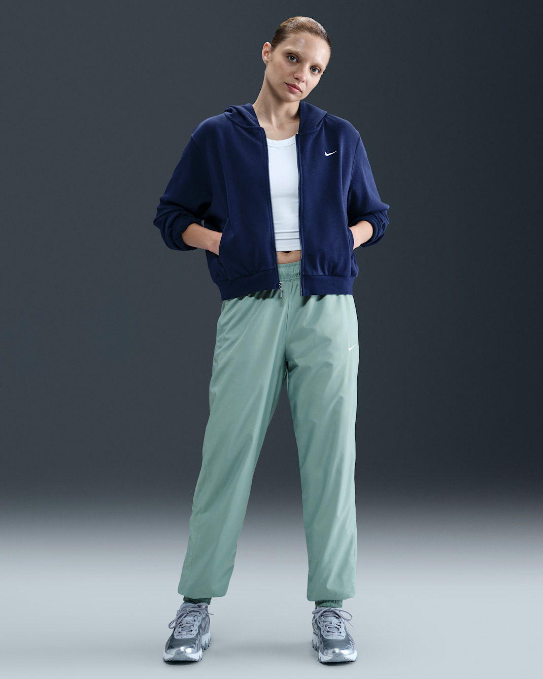 Joggers de tiro medio holgados con protección contra los rayos UV para mujer Nike Sportswear Classic Wovens - Cañón/Vela