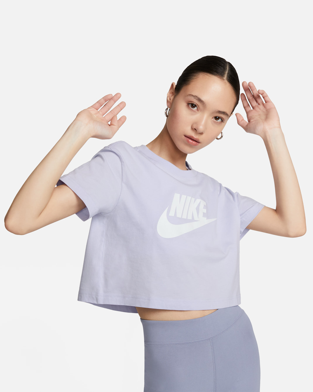 เสื้อยืดเอวลอยผู้หญิง Nike Sportswear Essential - Oxygen Purple/ขาว