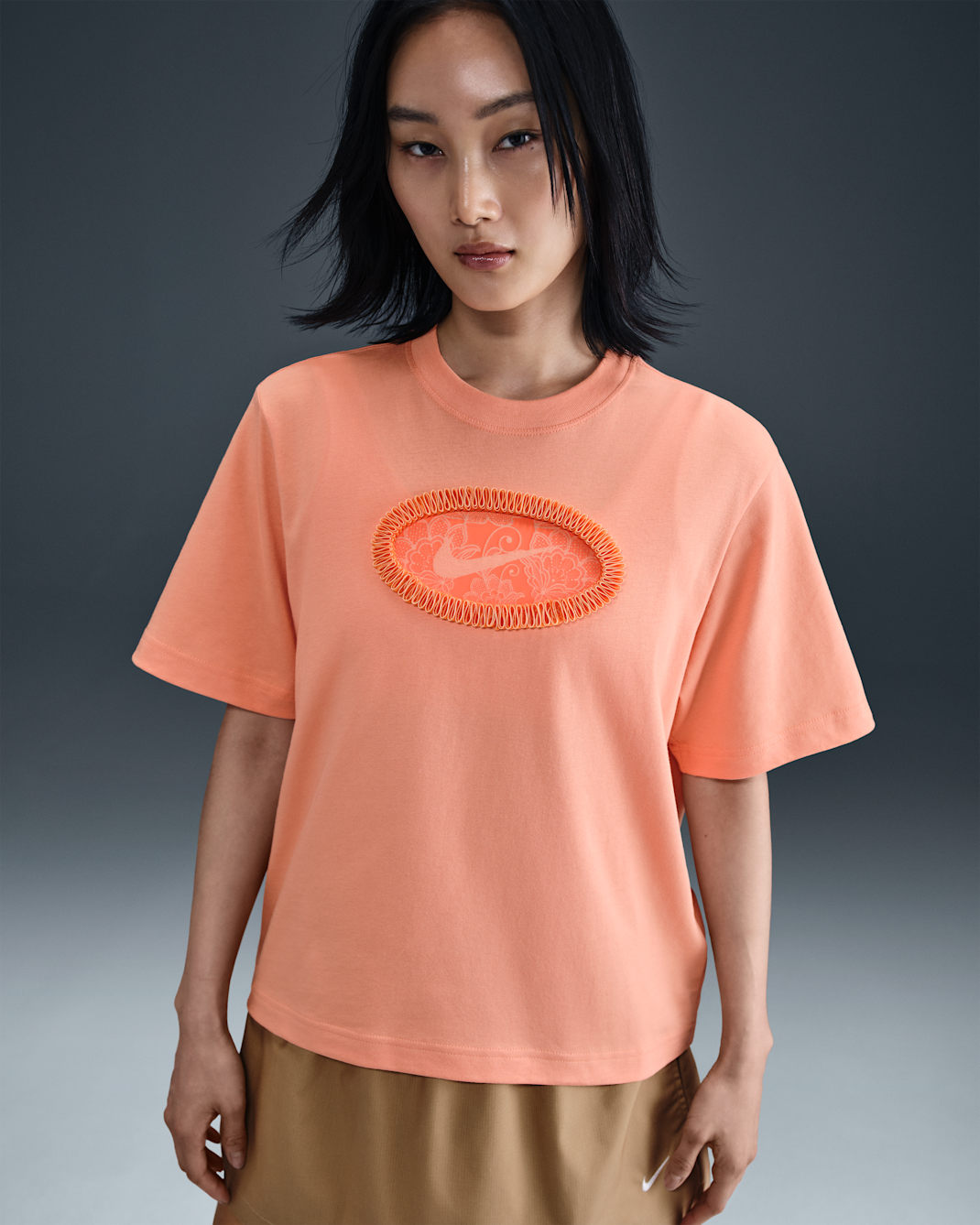 ナイキ スポーツウェア ウィメンズ ルーズ ショートスリーブ グラフィック Tシャツ - アプリコットアゲート