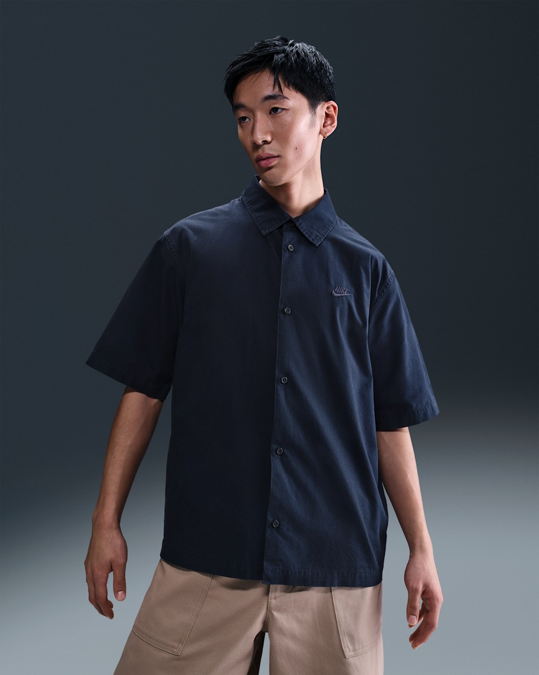 ナイキ クラブ メンズ ショートスリーブ ボタンダウン シャツ - オブシディアン/オブシディアン