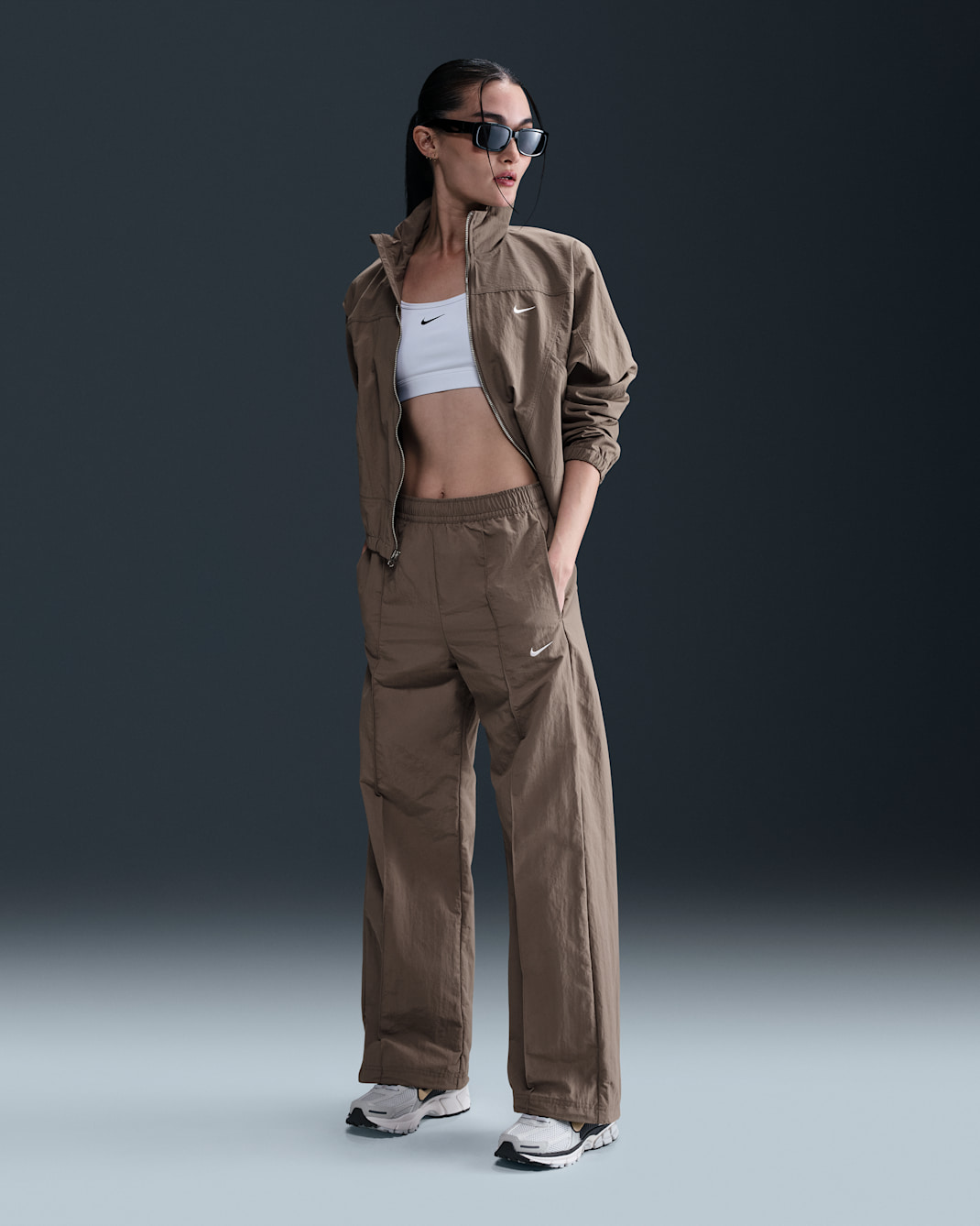 나이키 스포츠웨어 에브리씽 우븐 여성 미드라이즈 오픈 헴 팬츠 - 밍크 브라운/화이트