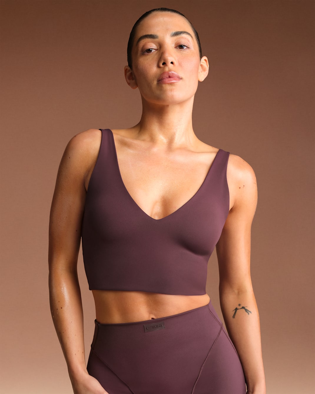 NikeSKIMS Matte Women's V-Neck Long-Line Bra - NSKM CURRANT