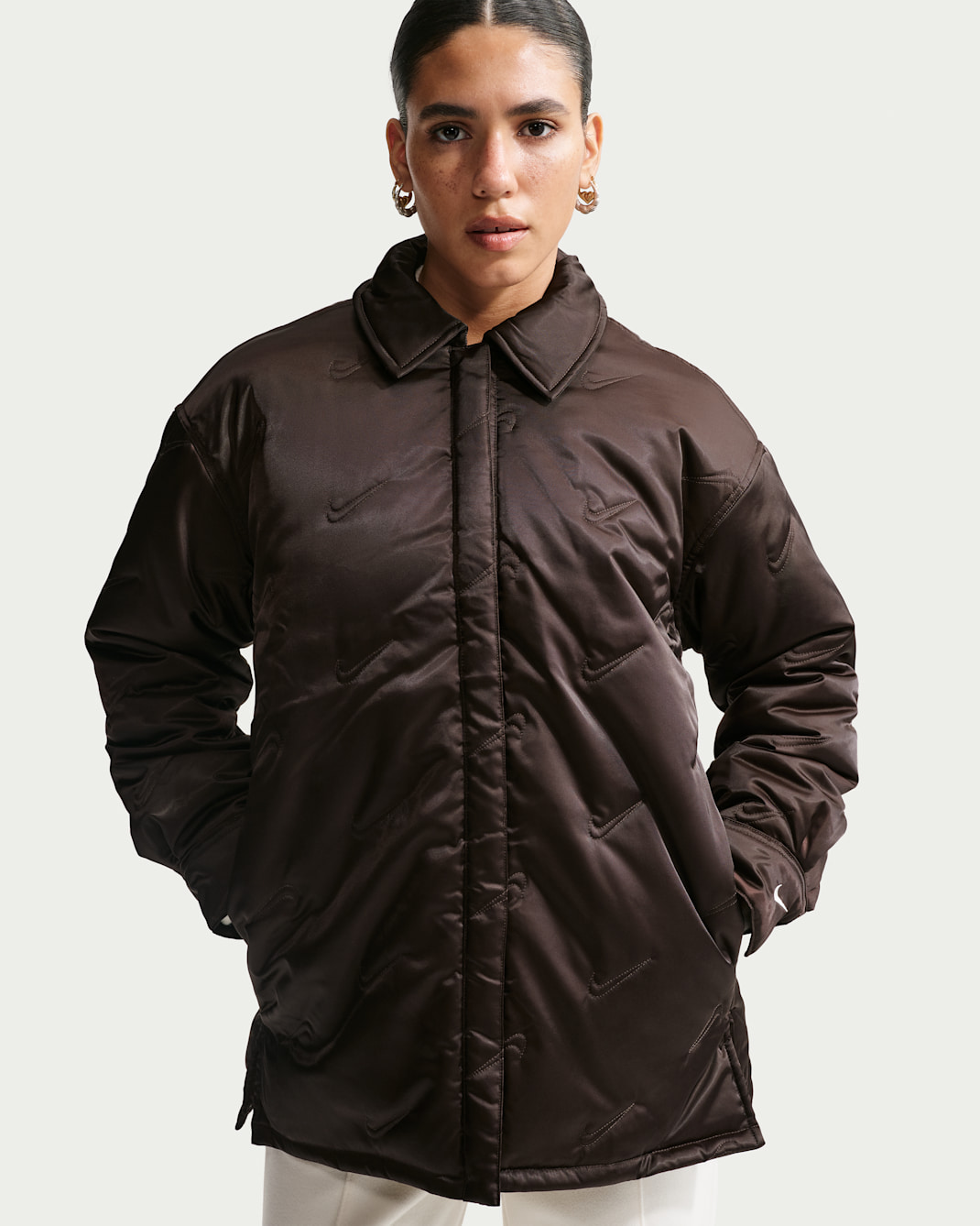 나이키 스포츠웨어 스우시 시리즈 여성 오버사이즈 퀼팅 샤킷 - 벨벳 브라운/세일
