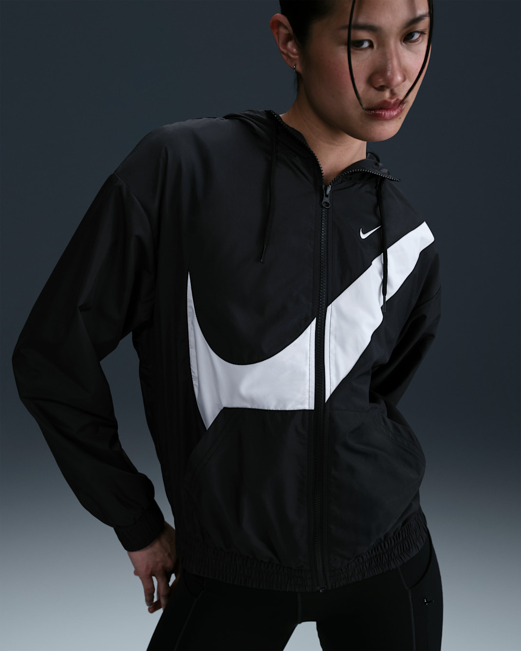 Chamarra holgada con logotipo, cierre completo y protección contra los rayos UV para mujer Nike Sportswear Classic - Negro/Blanco