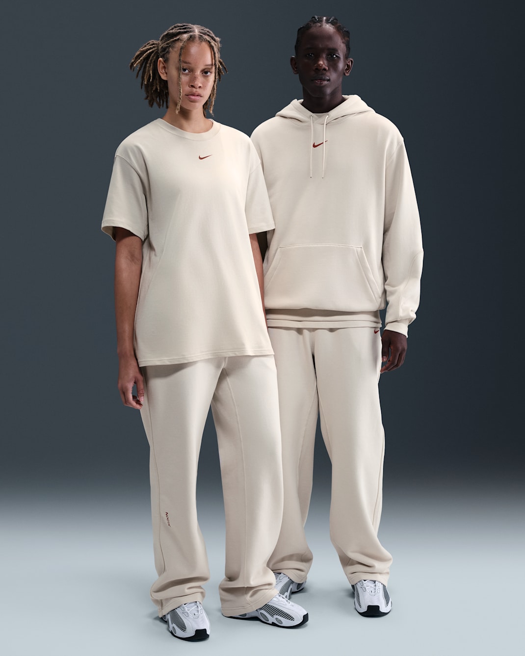 Pantaloni tuta con bordo aperto CS in fleece NOCTA NOCTA - Light Orewood Brown/Light Orewood Brown/Team Red