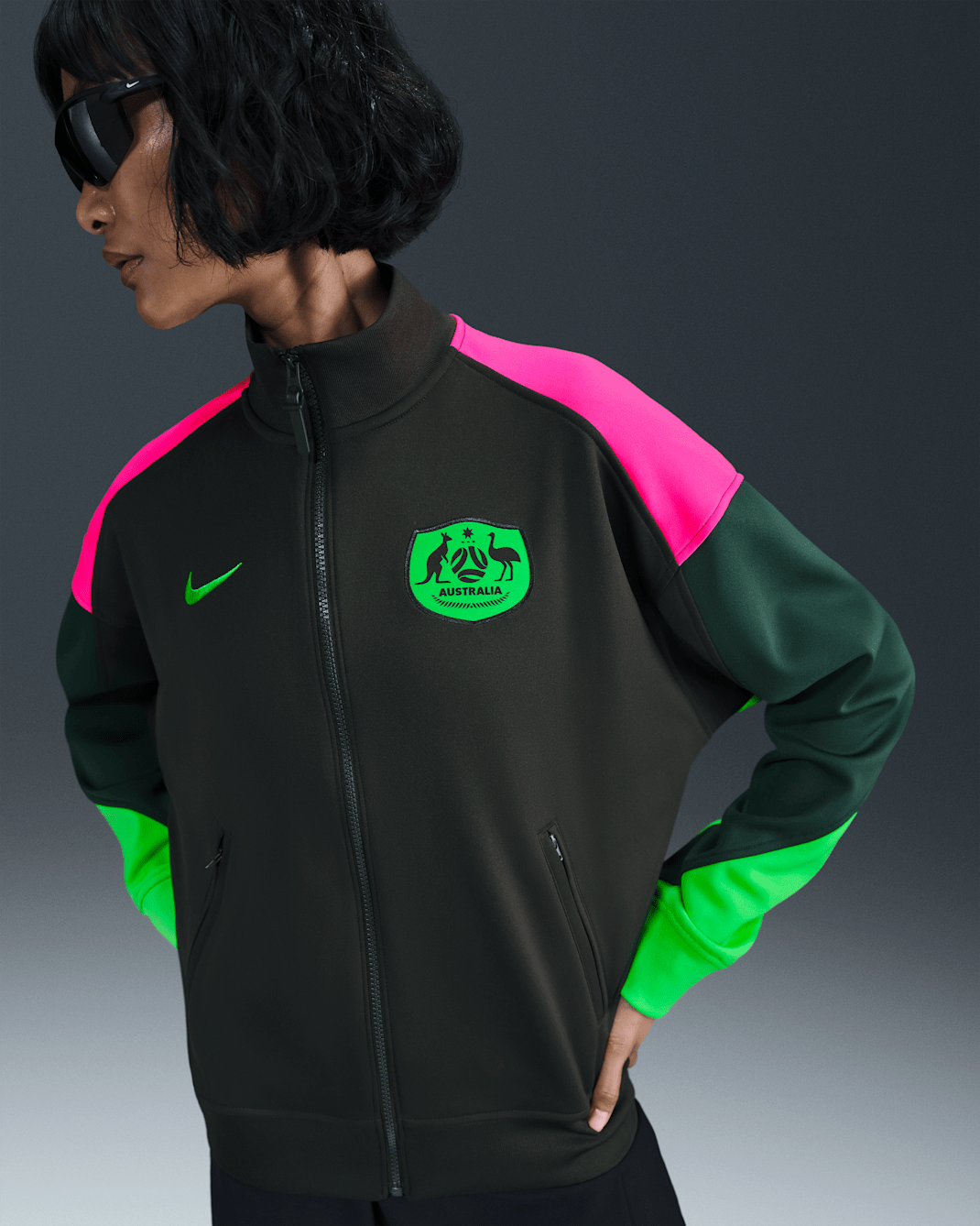 Australien Academy Pro Nike Dri-FIT Fußball-Hymnenjacke (Damen) - Night Forest/Pro Green/Hyper Pink/Poison Green