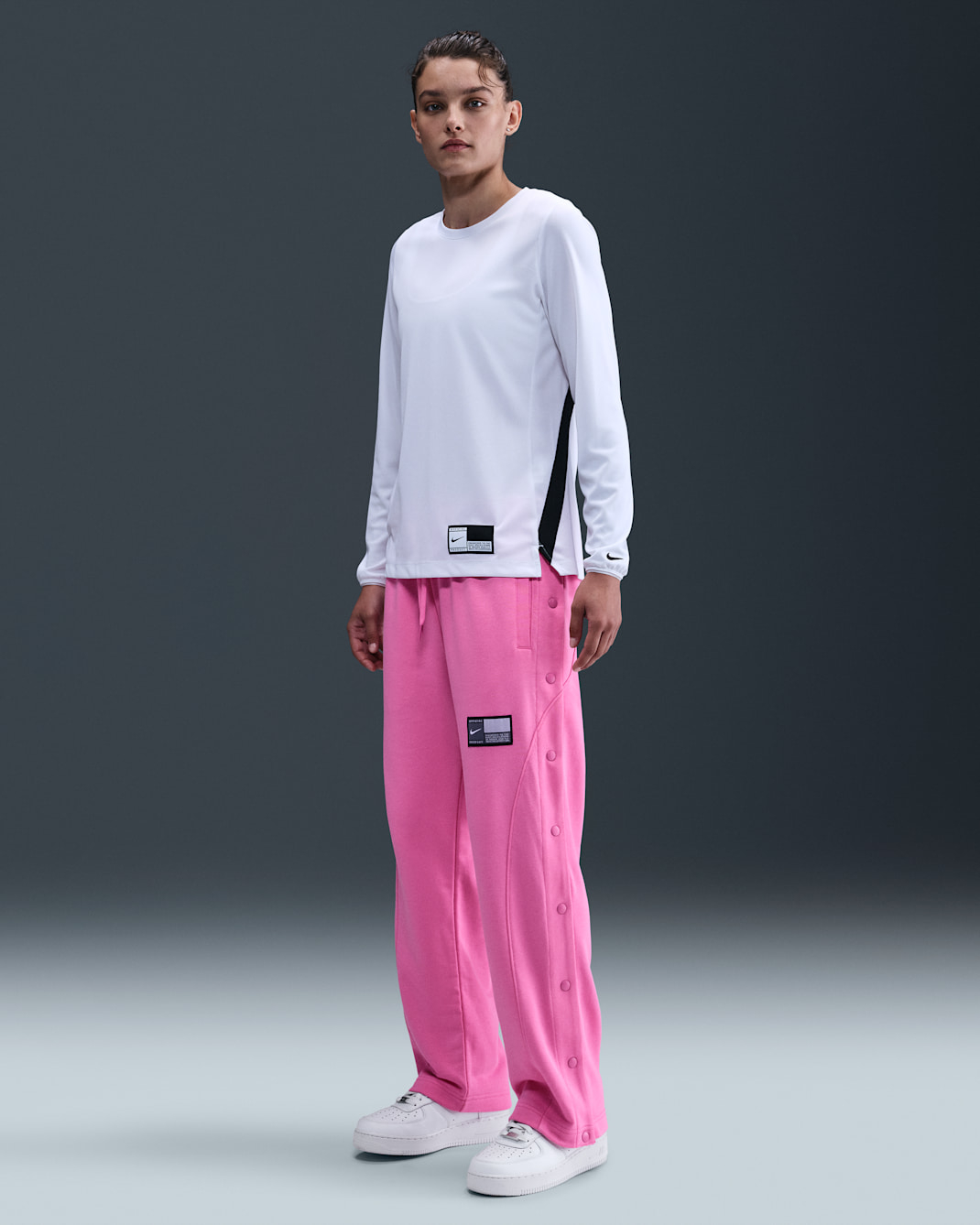 Nike Pantalón de básquetbol de apertura lateral de tejido Fleece - Mujer - Rosa alegre