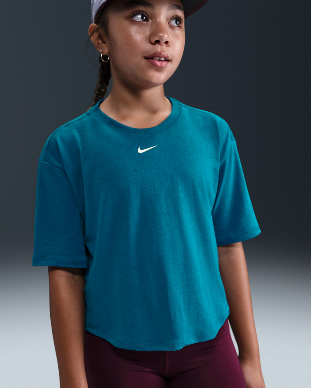 Playera de manga corta Dri-FIT para niña talla grande Nike One Relaxed - Verde abismo/Blanco