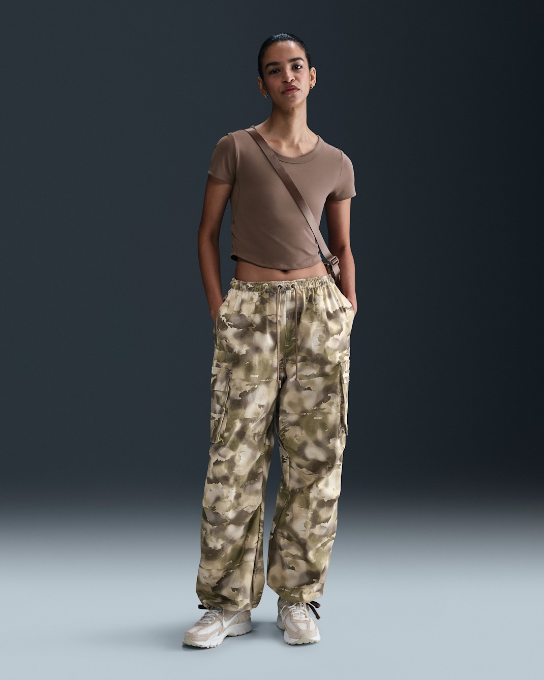 Nike Sportswear Oversize-Camo-Cargohose mit mittelhohem Bund (Damen) - Light Orewood Brown/Sail