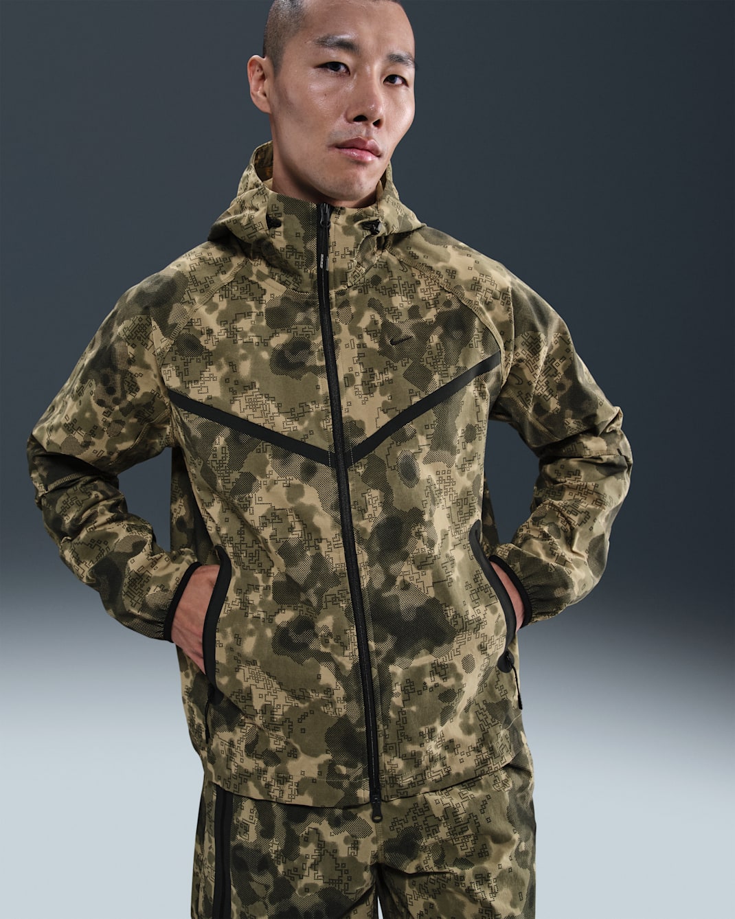 ナイキ テック メンズ Dri-FIT ウーブン カモ ウィンドランナー オーバーサイズド ジャケット - ニュートラルオリーブ/ブラック