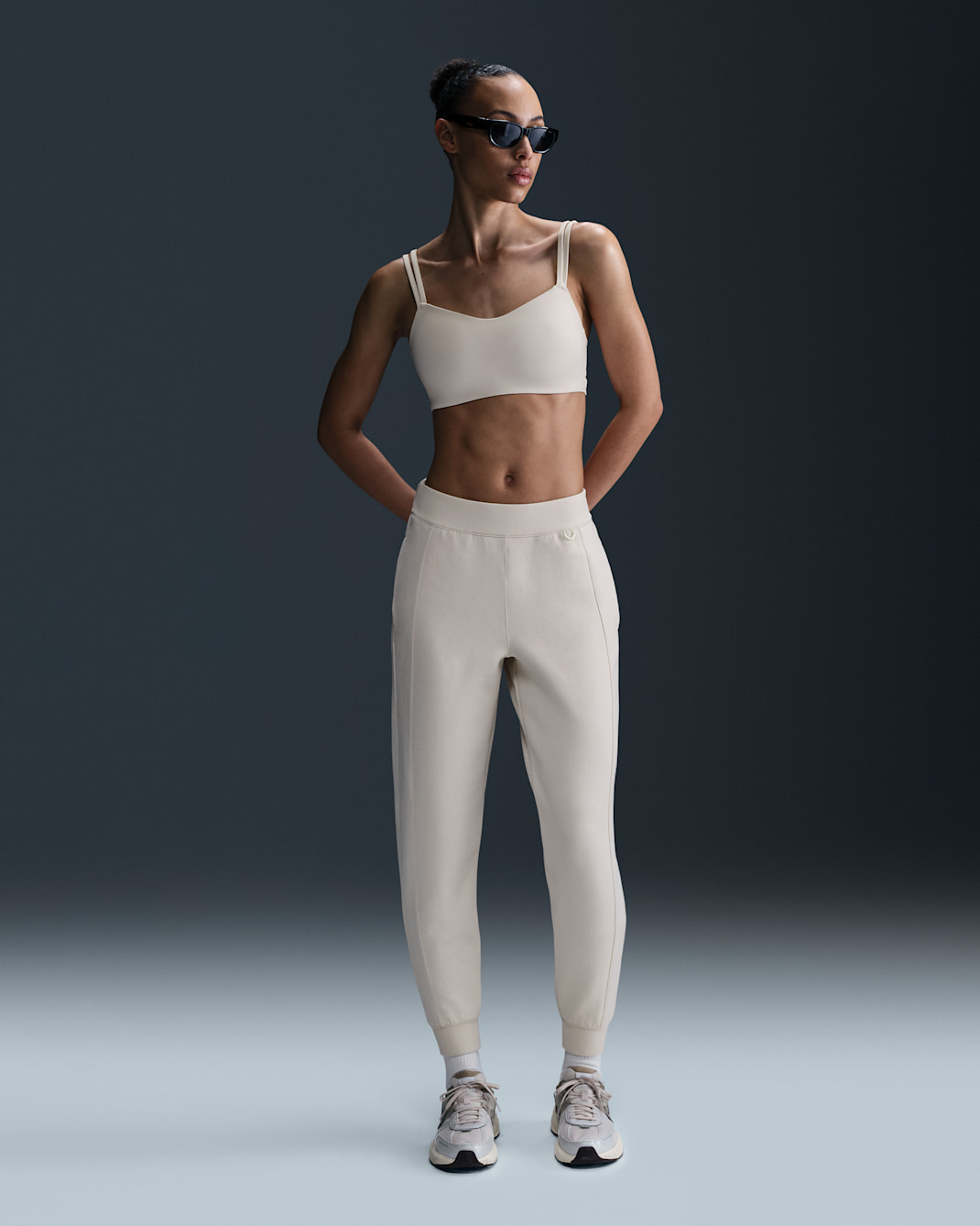 Joggers Dri-FIT de tiro medio para mujer Nike 24.7 ImpossiblySoft - Marrón verdoso claro/Vela/Mena de hierro claro