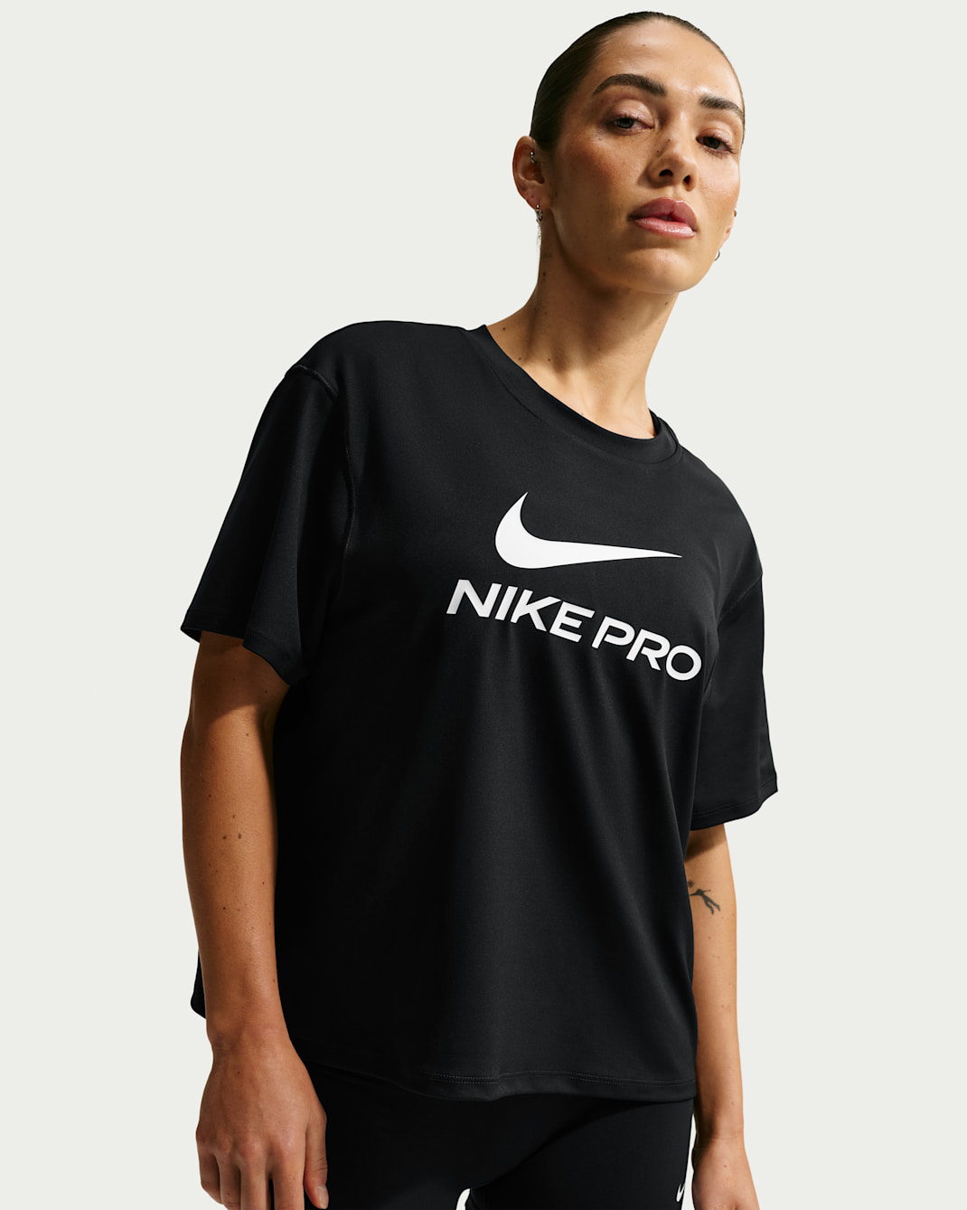 Nike Pro T-skjorte med ledig passform til dame - Svart/Hvit