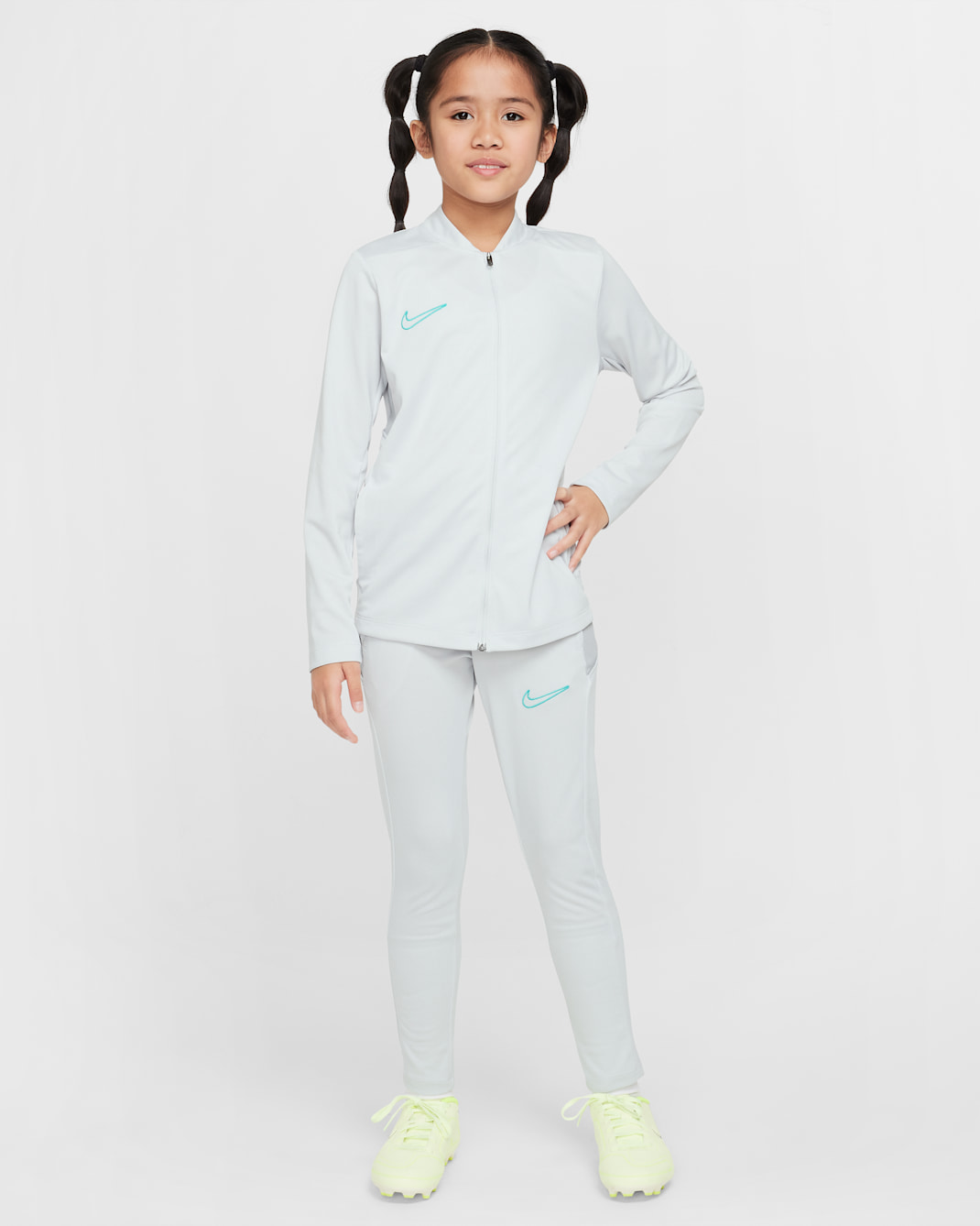 Nike Academy Dri-FIT futballtréningruha nagyobb gyerekeknek - Photon Dust/Light Smoke Grey/Dynamic Turquoise