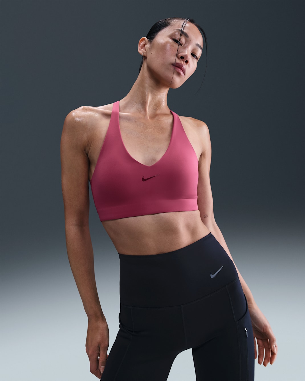 Nike ユニバーサ ウィメンズ ミディアムサポート パッディド スポーツブラ - スイートビート/ディープガーネット/ラッシュマルーン