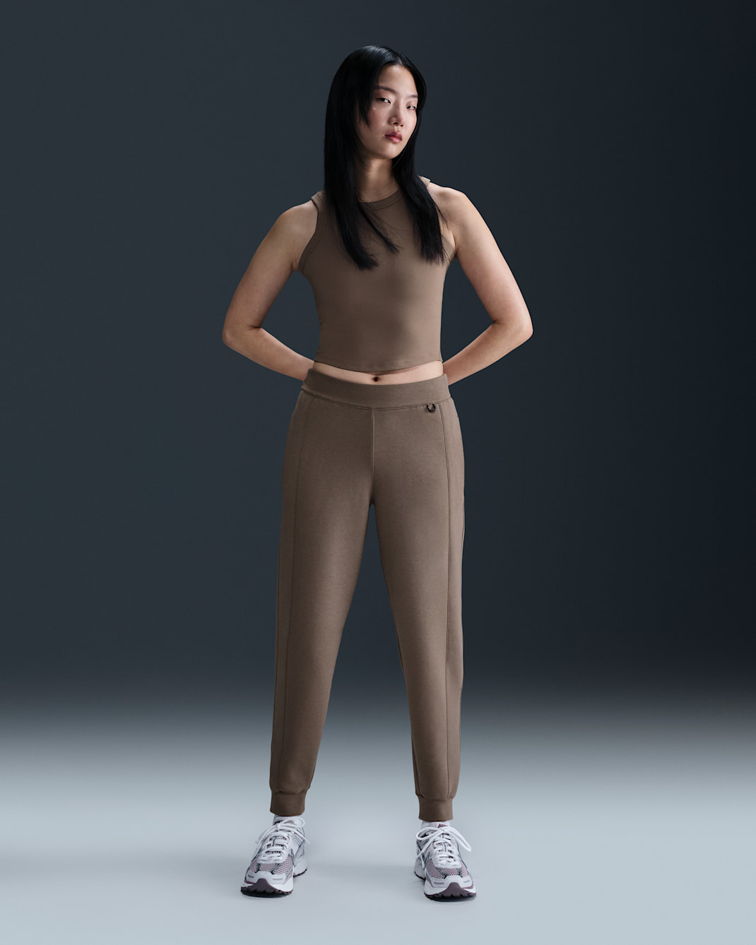 Nike 24.7 ImpossiblySoft Dri-FIT joggingbroek met halfhoge taille voor dames - Mink Brown/Zwart/Ironstone