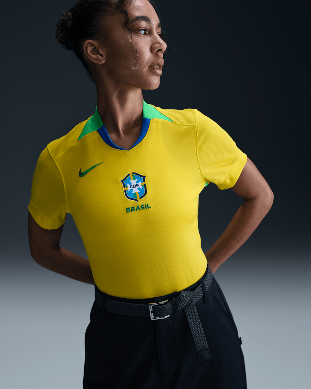 Jersey de fútbol Nike Dri-FIT Replica de Brasil local 2025 Stadium (equipo femenino) para mujer  - Relámpago/Verde chispa/Verde chispa