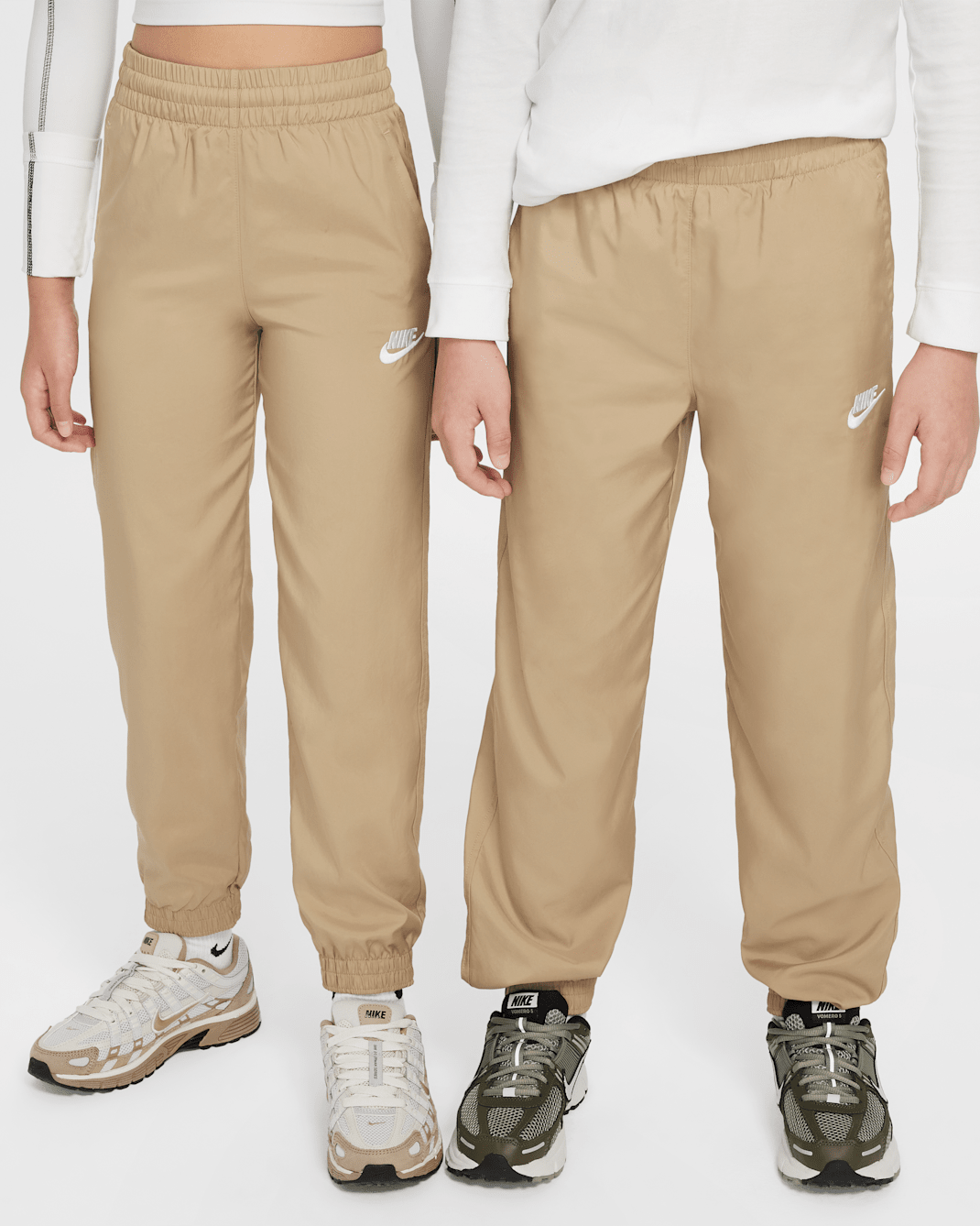 กางเกงจ๊อกกิ้งแบบทอเด็กโต Nike Sportswear Club - Parachute Beige/ขาว