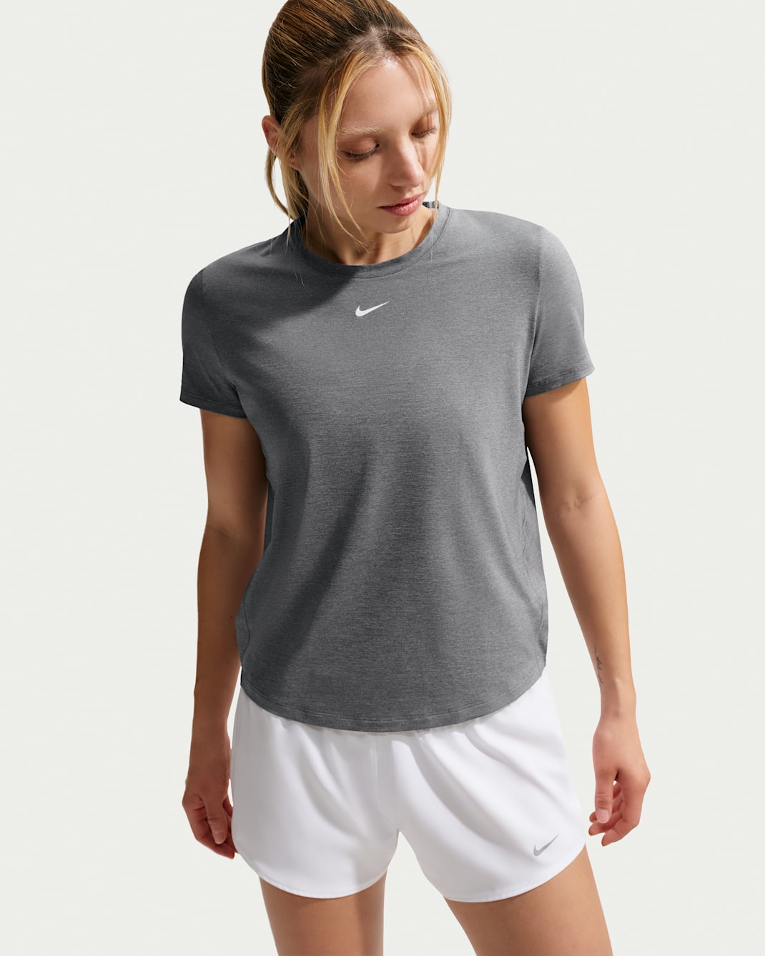 Playera de manga corta Dri-FIT para mujer Nike One Classic - Gris humo/Jaspeado/Blanco