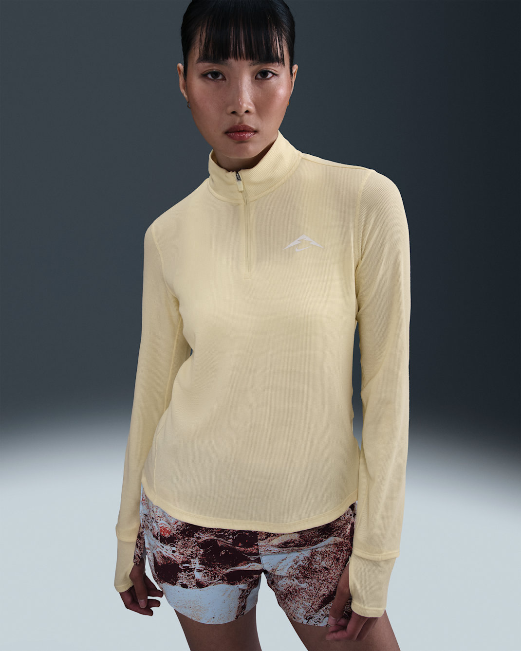 Nike Trail Dri-FIT mellomlag for løping med glidelås i halsen til dame - Alabaster/Summit White