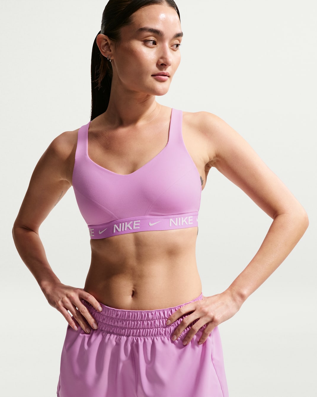 ナイキ インディ ハイサポート ウィメンズ パッディド アジャスタブル スポーツブラ - ライトマゼンタ