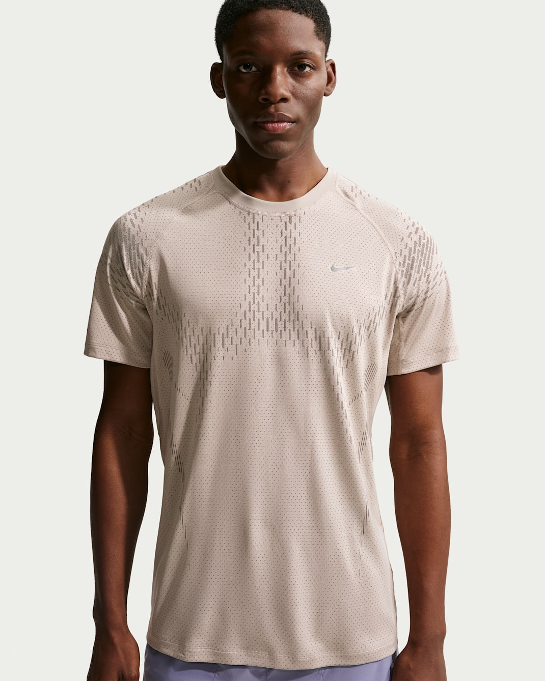 Pánské běžecké tričko Nike Stride Dri-FIT ADV s krátkým rukávem - Cream II/Mink Brown