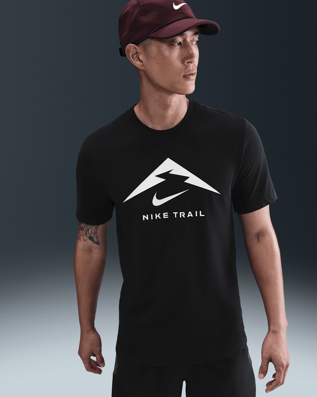 เสื้อยืดวิ่งเทรลผู้ชาย Nike Dri-FIT - ดำ/Summit White
