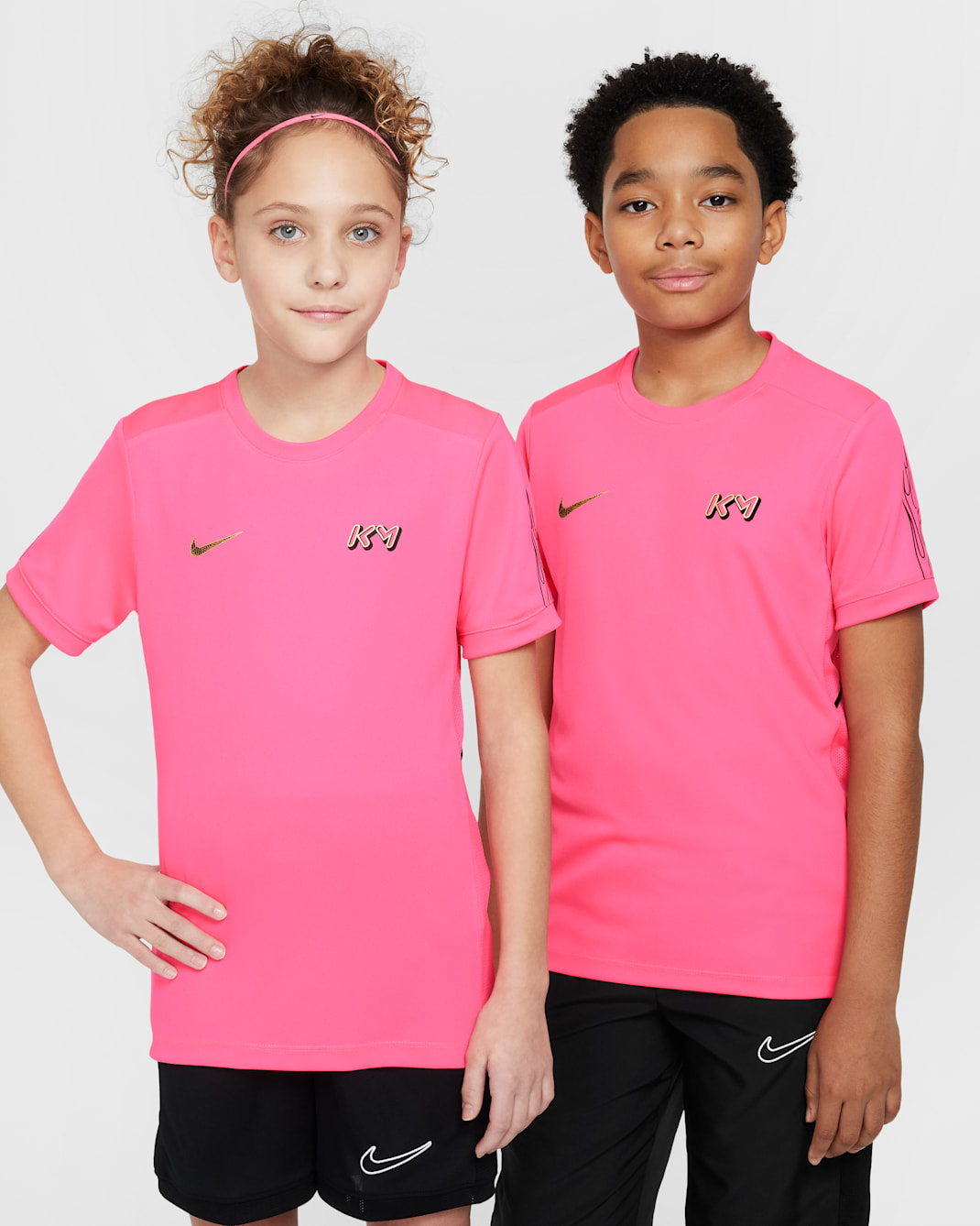 Playera de fútbol Dri-FIT para niños talla grande Kylian Mbappé Academy - Hiperrosa/Hiperrosa/Negro/Oro metalizado