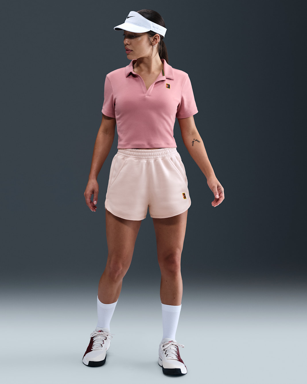 Shorts de tenis de tejido Fleece de tiro medio para mujer NikeCourt Heritage - Rojo sedimento