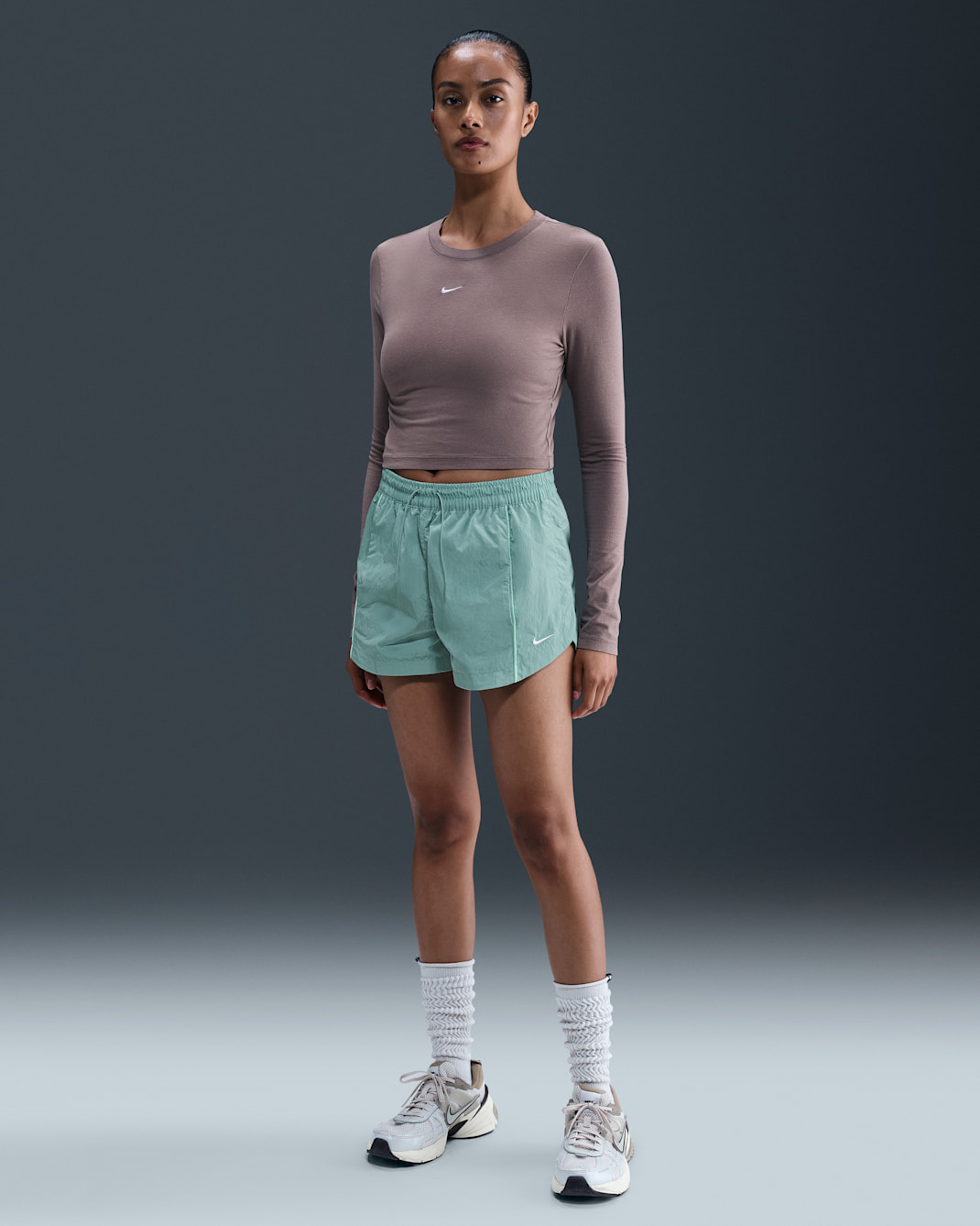 Shorts de tejido Woven de tiro medio de 5 cm para mujer Nike Windrunner - Cañón/Espuma menta/Vela